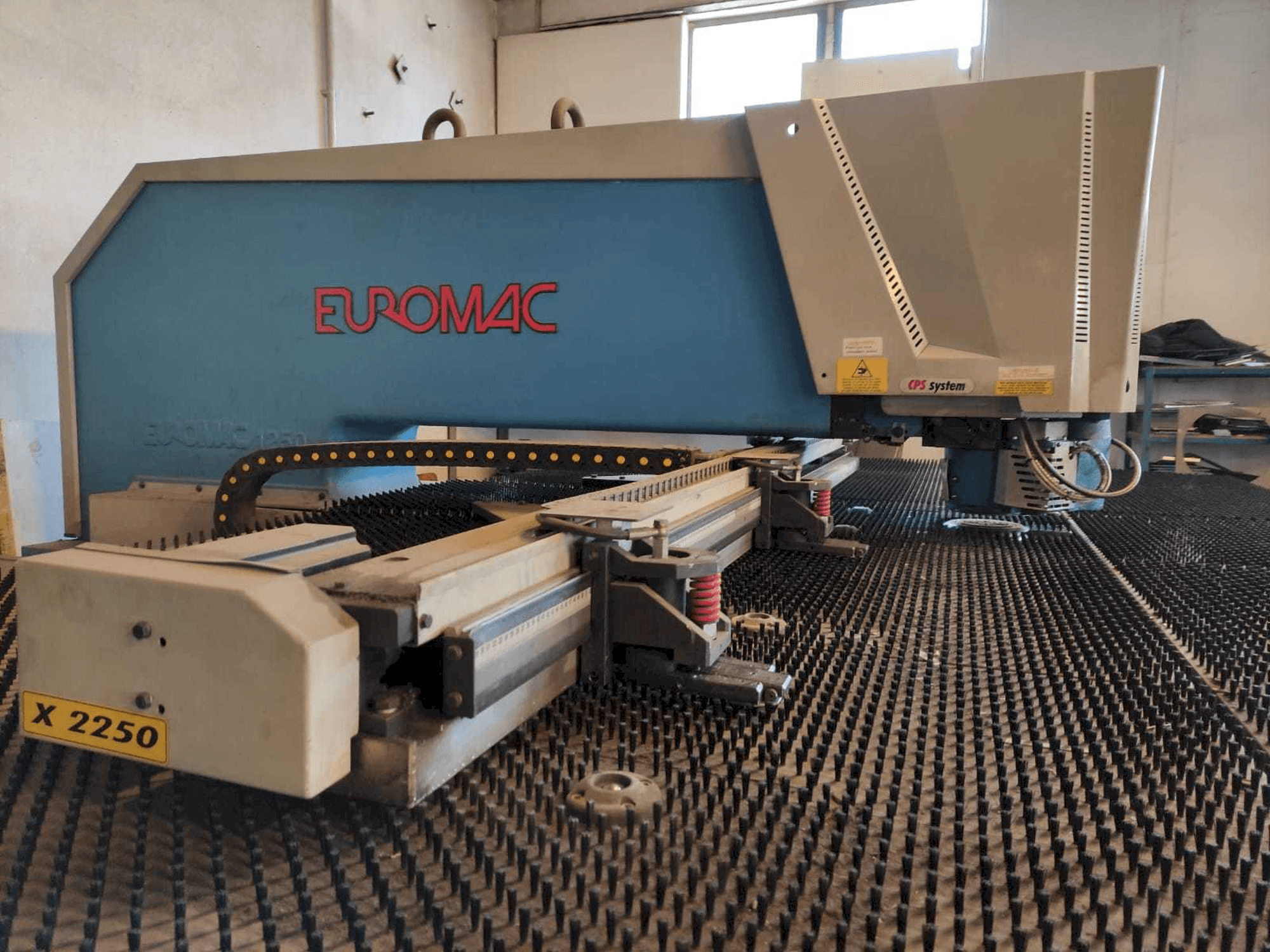 Linkerzijdeaanzicht van Euromac ZX 1250/30 machine
