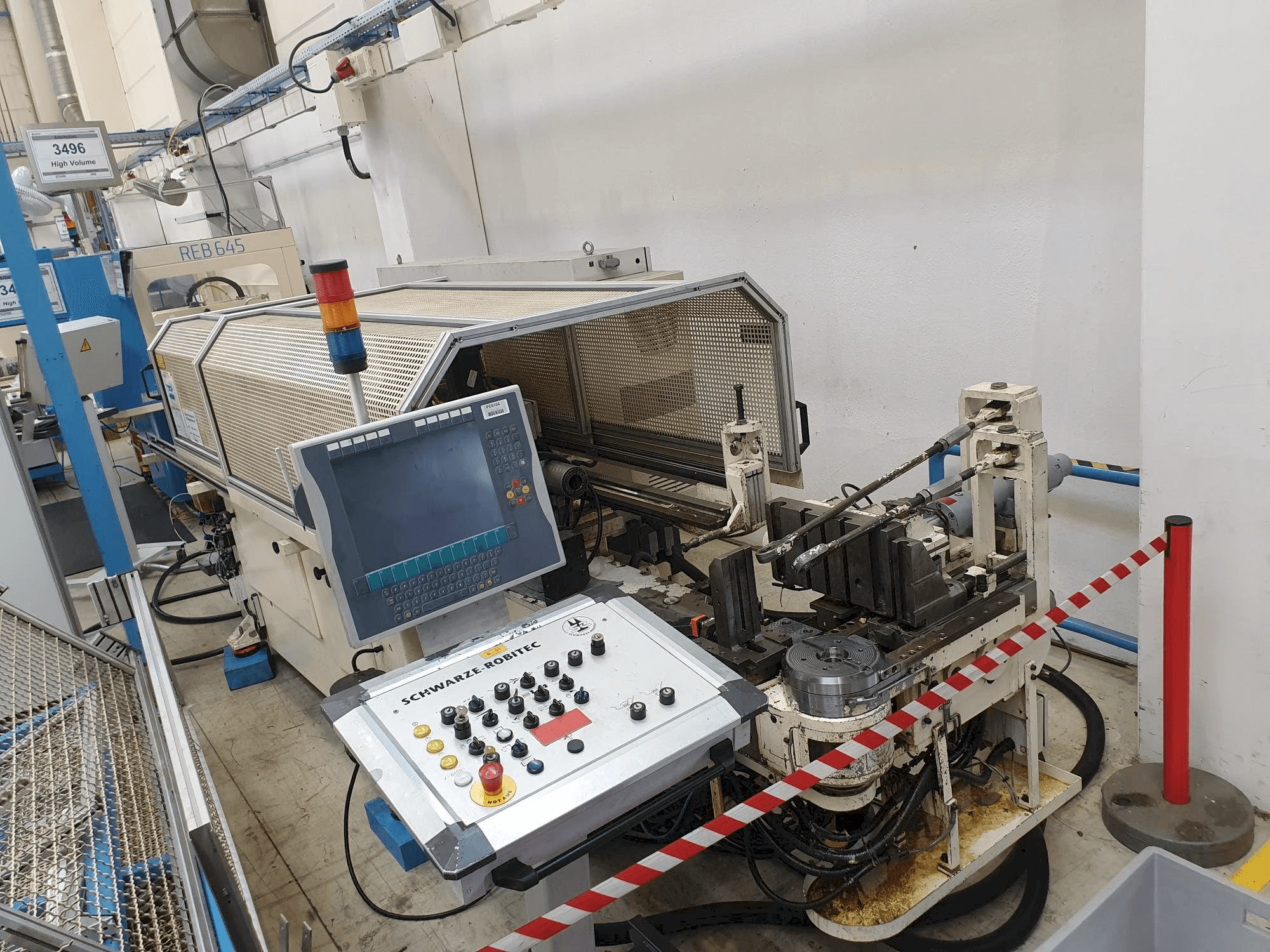 Vooraanzicht van SCHWARZE-ROBITEC CNC40MR machine