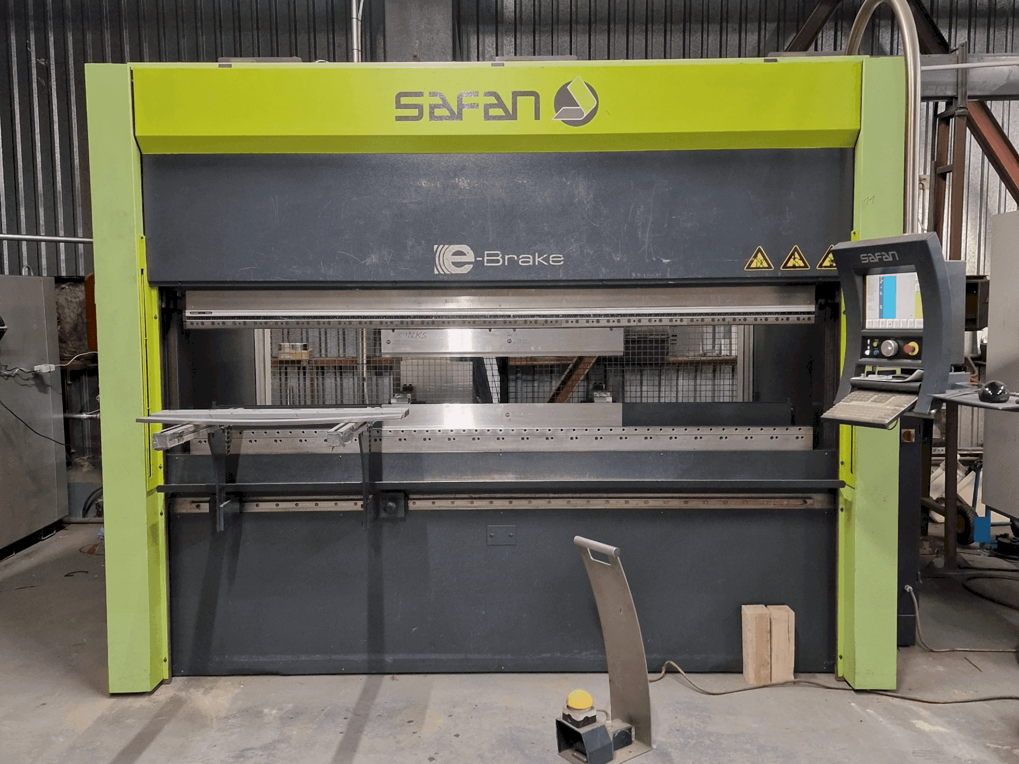 Vooraanzicht van Safan E-Brake 80-2550-Ts3 Cnc machine