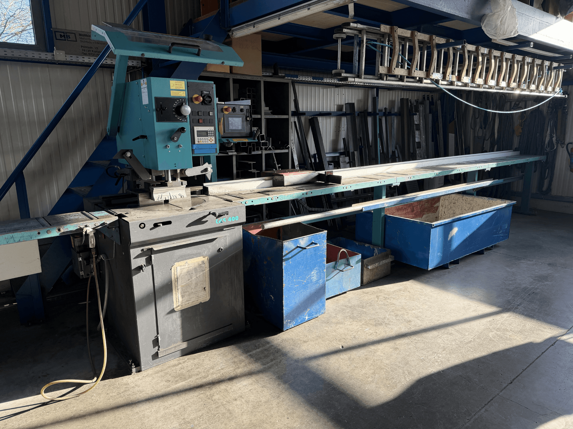 KALTENBACH KKS 400 metaalcirkelzaag in een werkplaats, vooraanzicht met de bedieningselementen en metalen opbergbakken zichtbaar.