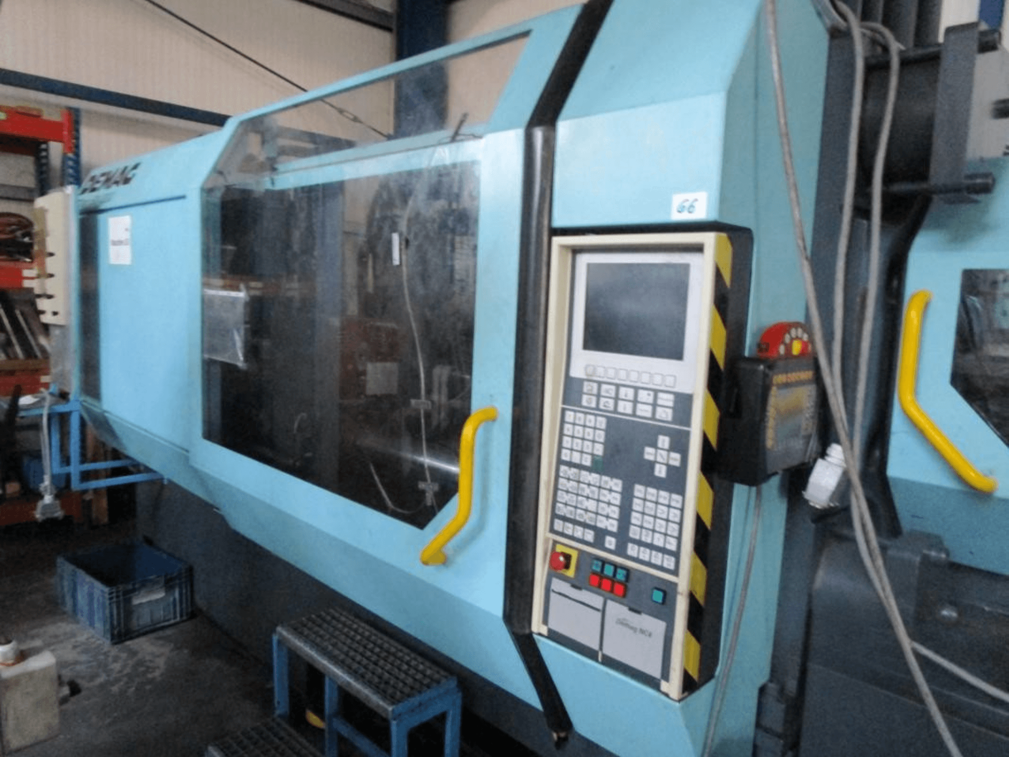 Demag Erdotech 500-3300 hydraulische spuitgietmachine, vooraanzicht, met bedieningspaneel en duidelijke veiligheidsbehuizing.