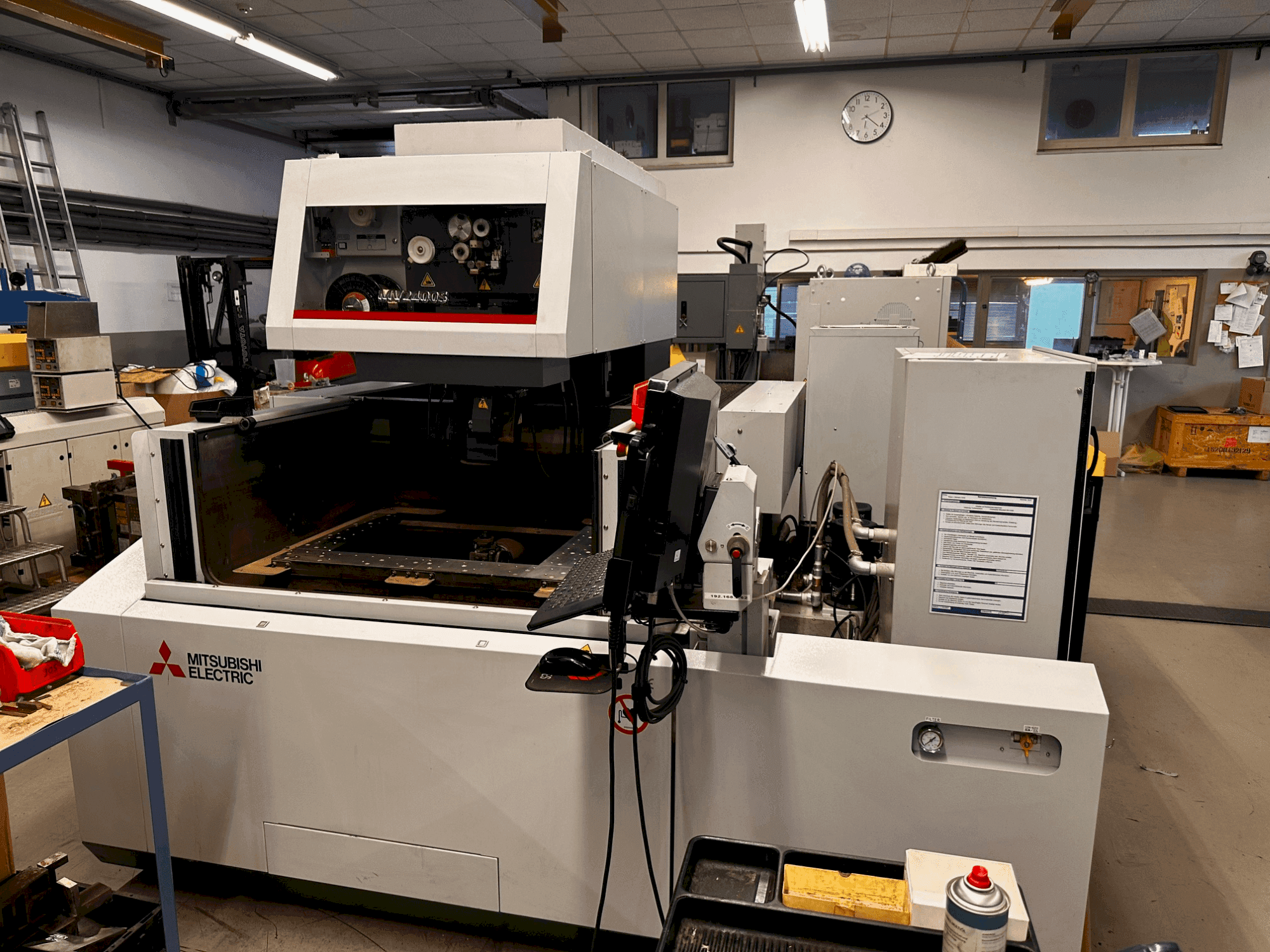 Vooraanzicht van Mitsubishi MV2400S machine