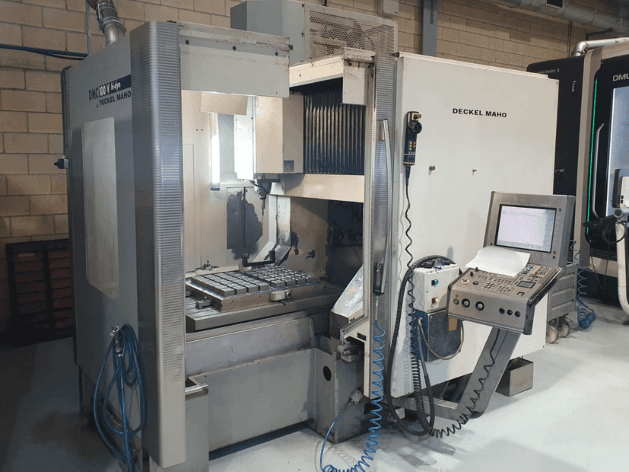 Vooraanzicht van DECKEL MAHO DMC 100V hi-dyn machine