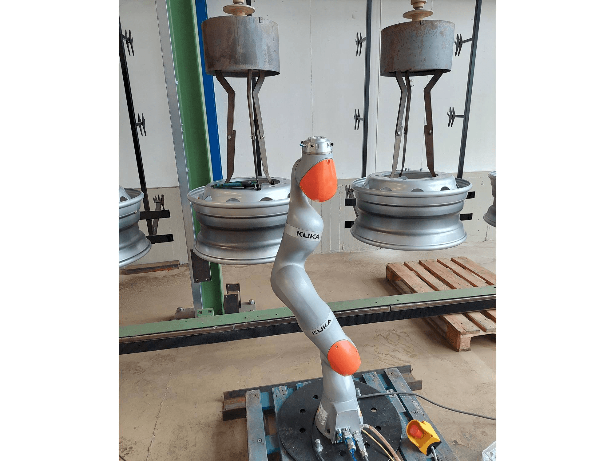 Vooraanzicht van KUKA LBR iiwa 7 machine