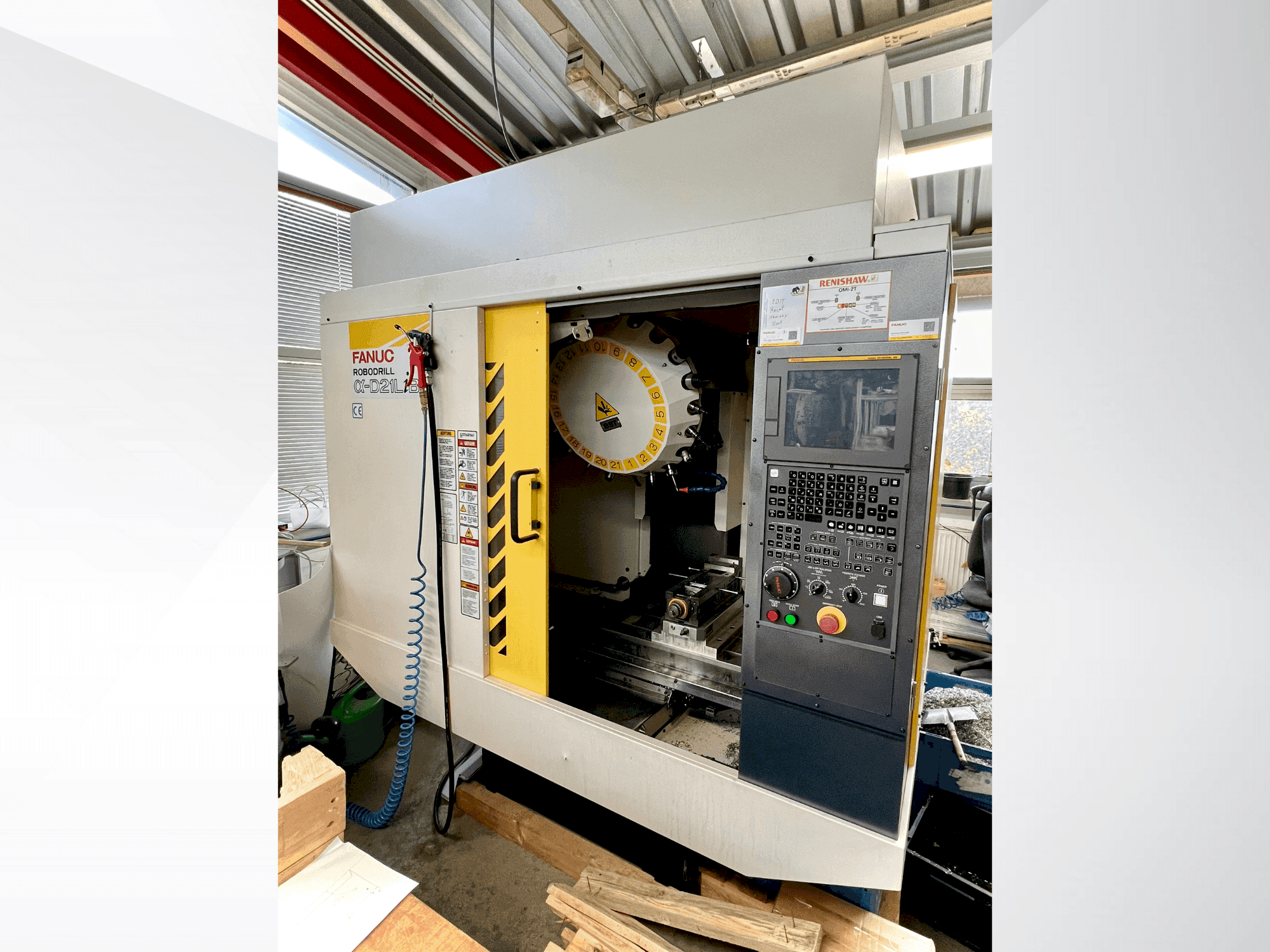 Vooraanzicht van FANUC ROBODRILL α-D21LiB5 machine
