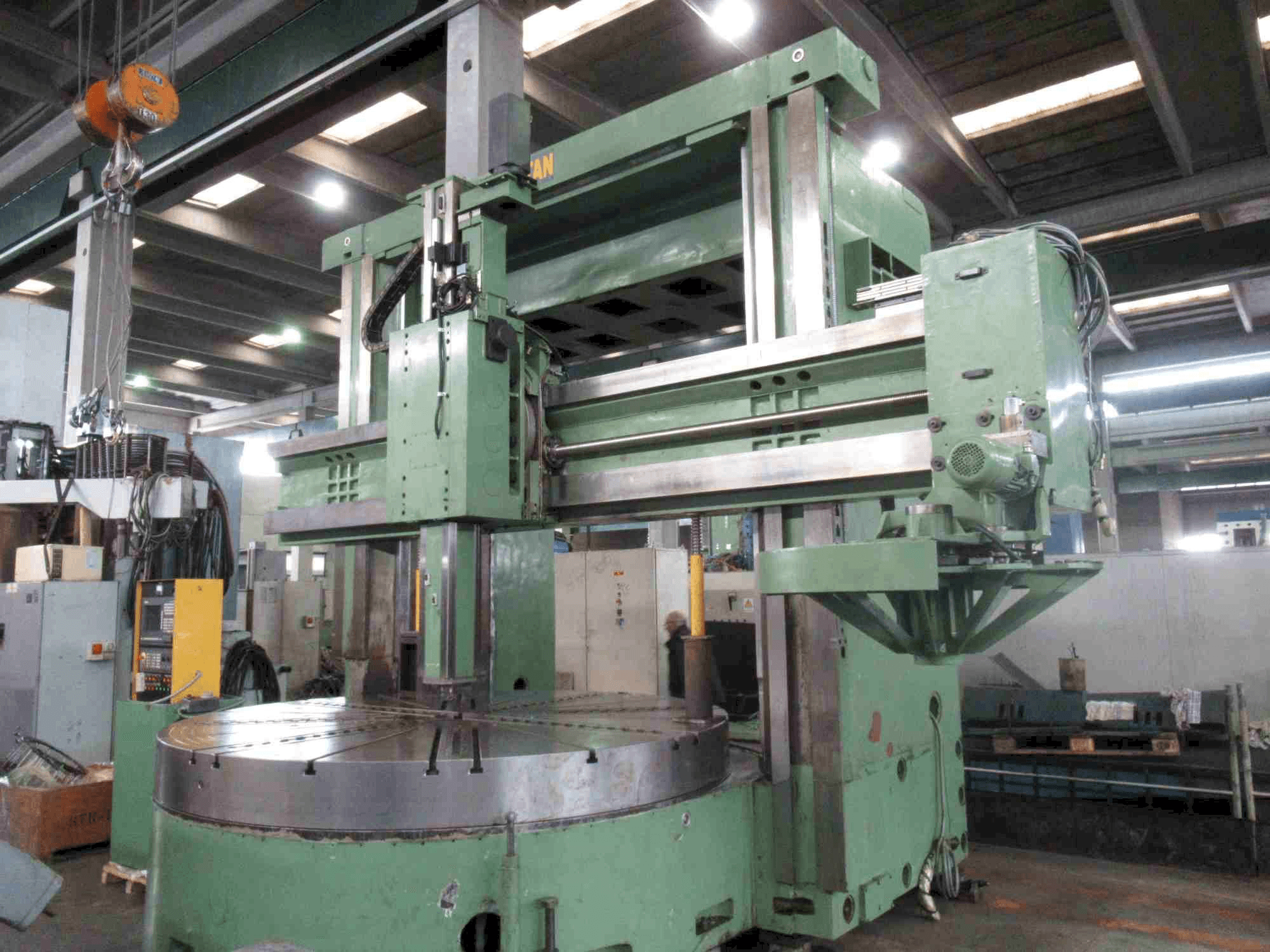Vooraanzicht van Titan SC 33 CNC machine
