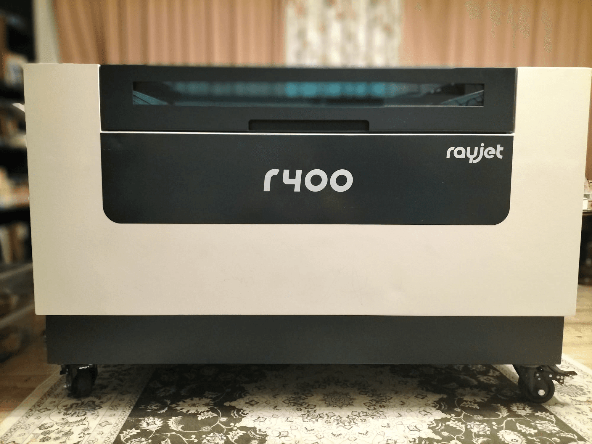 Vooraanzicht van de Trotec Rayjet R400 lasergraveermachine, met het strakke design en de duidelijke branding.