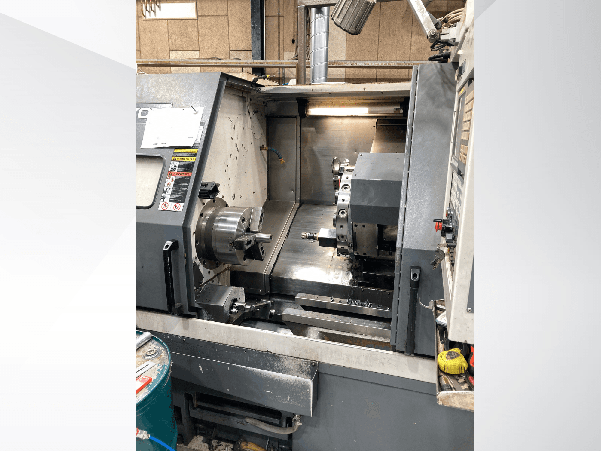 Horizontale draaimachine YCM GT-300LMB, vooraanzicht, met het bedieningspaneel en de draaikop met gereedschapopstelling.