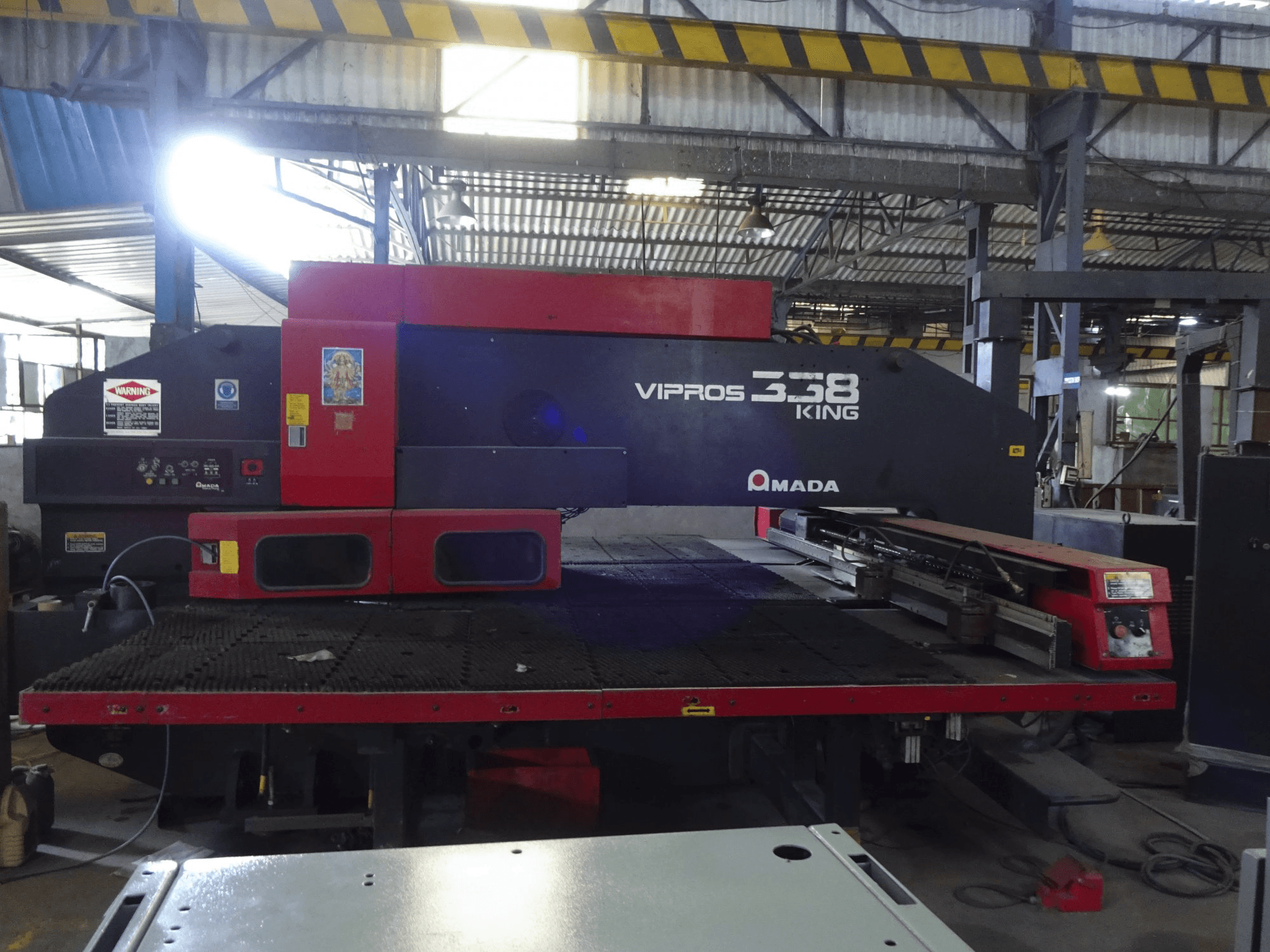 Vooraanzicht van AMADA Vipros 358 King machine