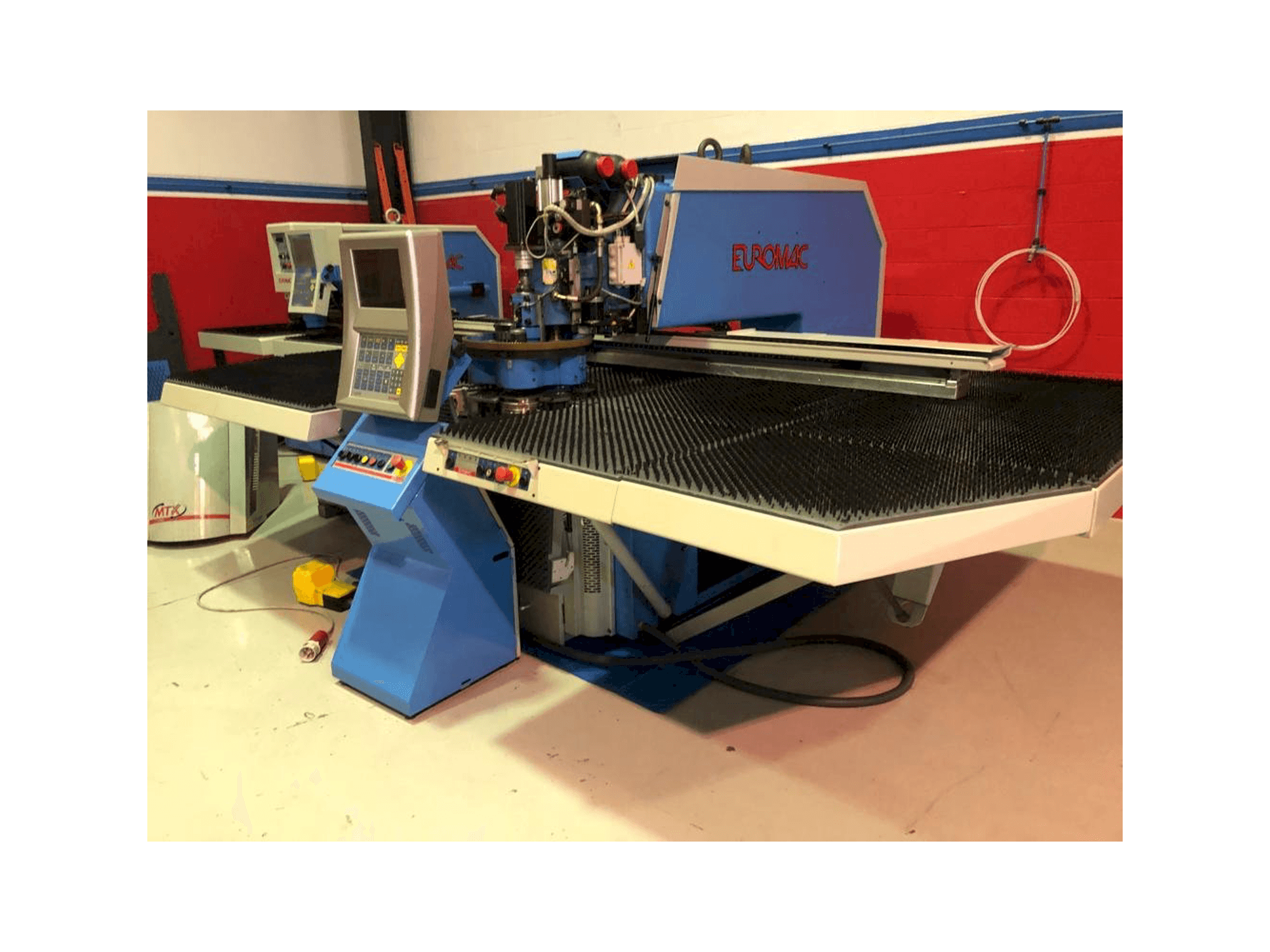 Vooraanzicht van Euromac MTX 1250-30-2000 AI machine