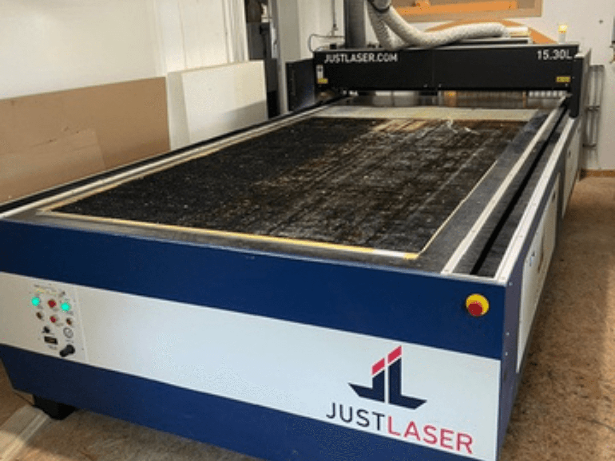 CO2 lasersnijmachine KERN KER60120-KT500, vooraanzicht met bedieningspaneel en groot snijoppervlak.