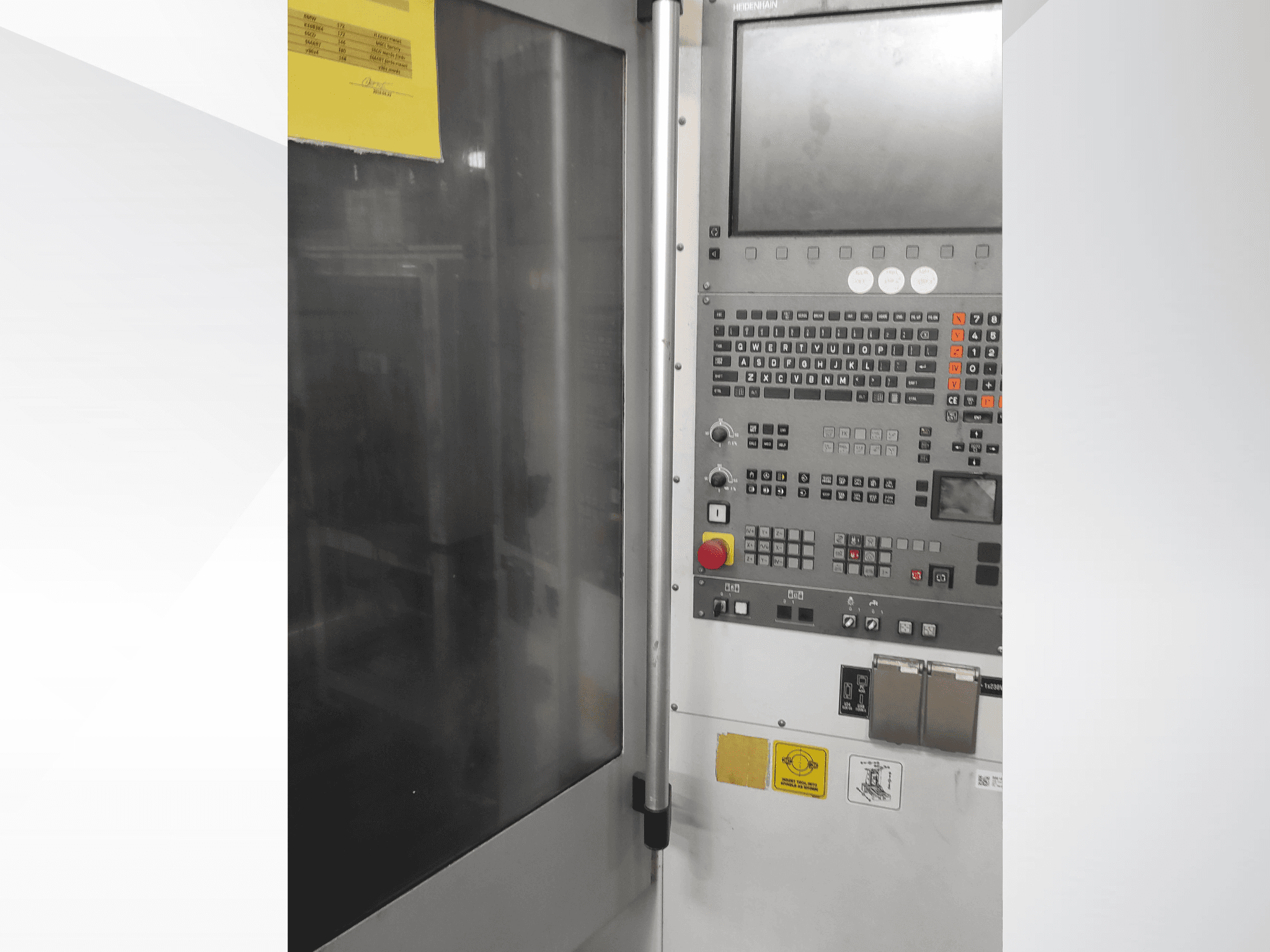 Bedieningspaneel van Herrmann industriële machine, vooraanzicht, met knoppen, een touchscreen en bedieningslabels.