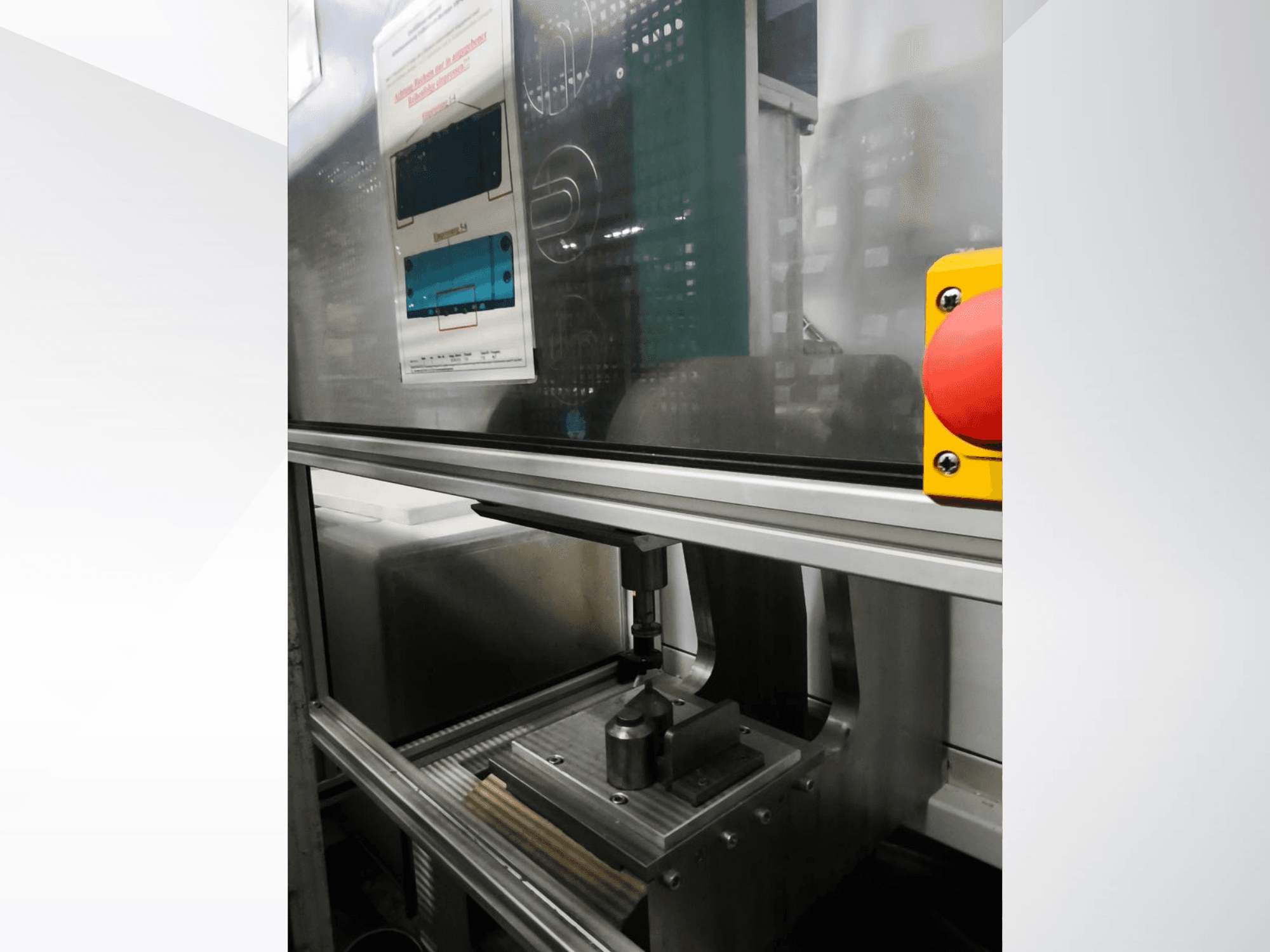 Vooraanzicht van EMS Automation Buchsenpresse werktuigmachine, met het persmechanisme en de veiligheidsknop.