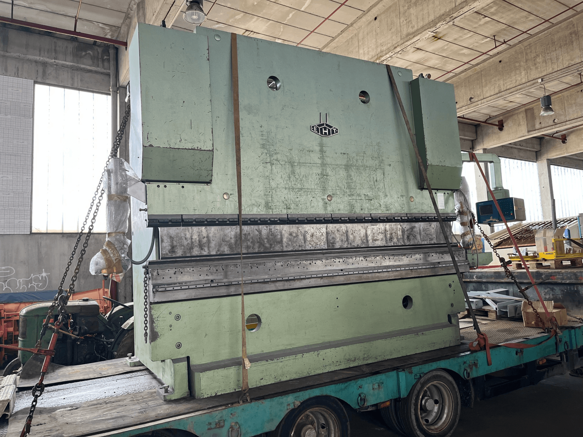 De EHT EHPS 20-35 kantpers, gezien vanaf de zijkant, met de grote groene constructie en het bedieningspaneel op een aanhangwagen.