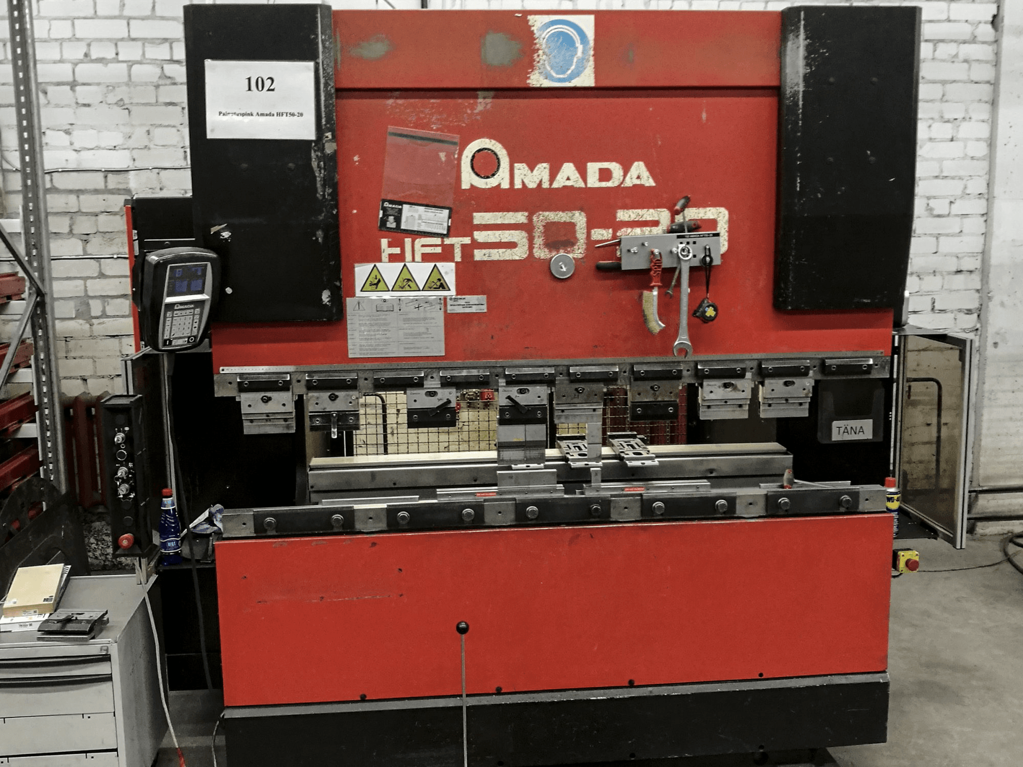 Vooraanzicht van AMADA HFT 50-20 machine