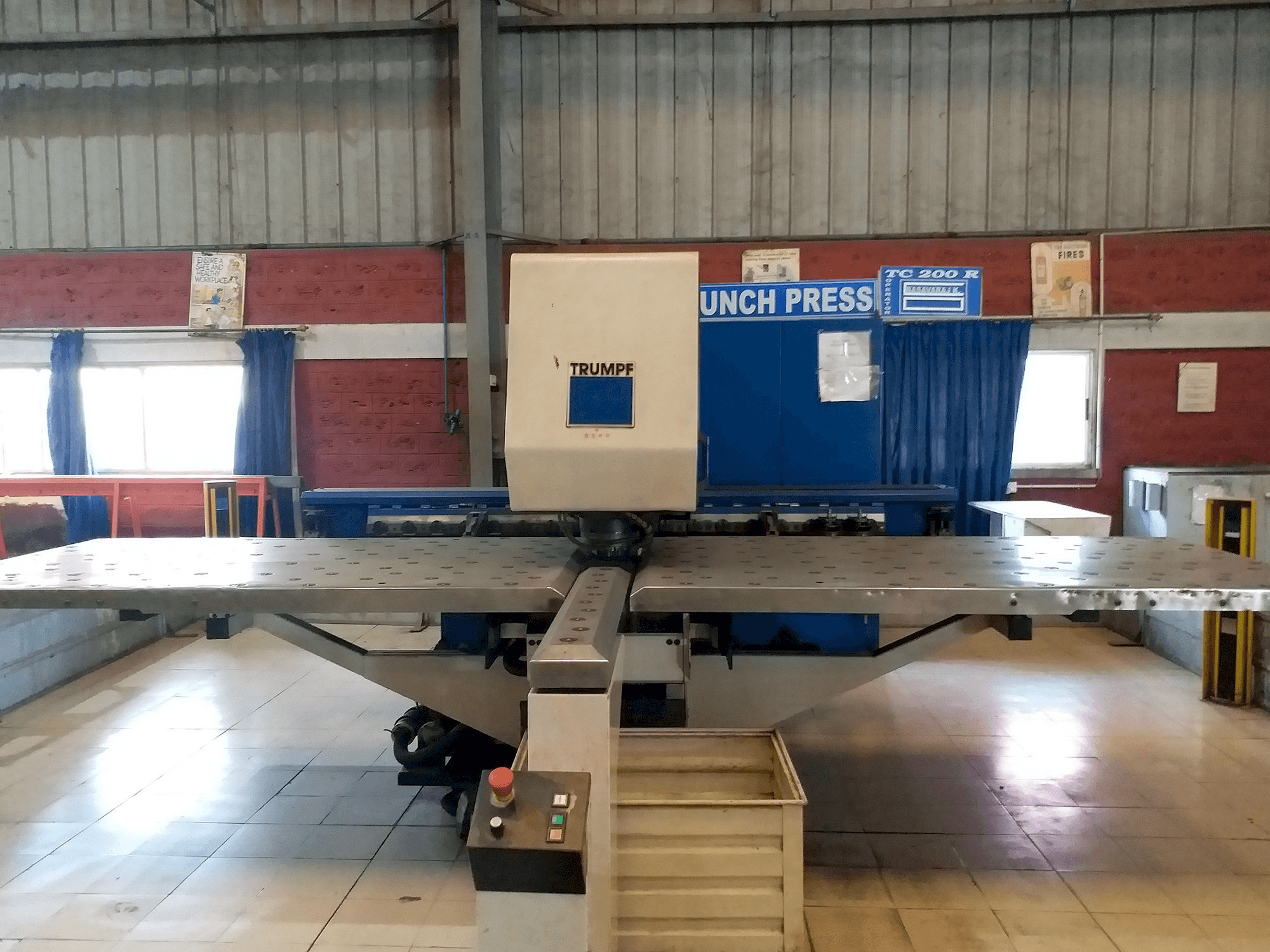 Vooraanzicht van Trumpf Trumatic 200 machine