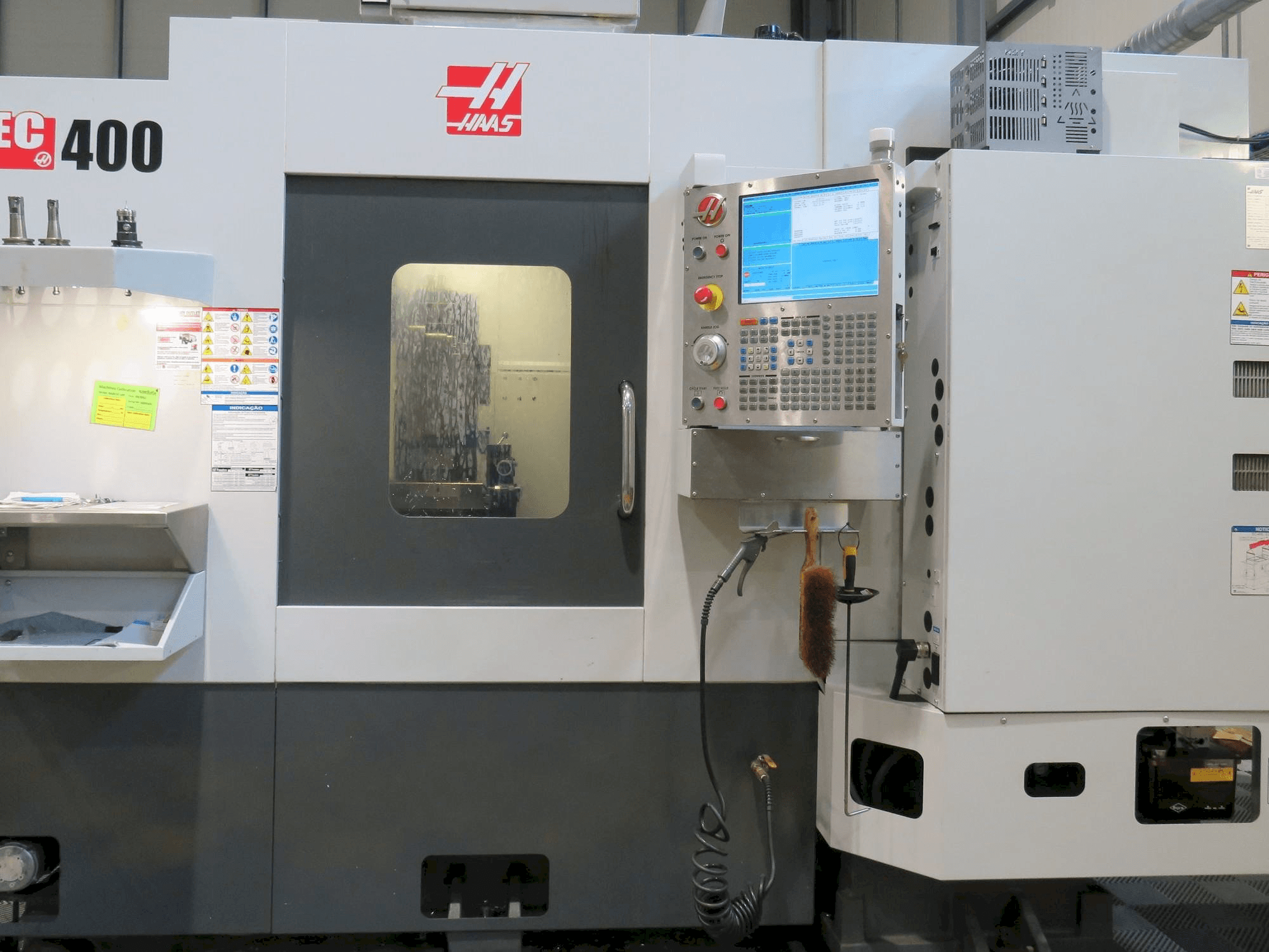 Vooraanzicht van HAAS EC-400 machine