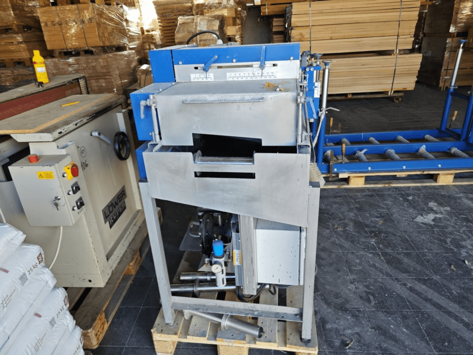 Vooraanzicht van de SCHIELE Schiele Impregmat VM-Mini, een compacte houtimpregneermachine met zichtbaar bedieningspaneel en motor.