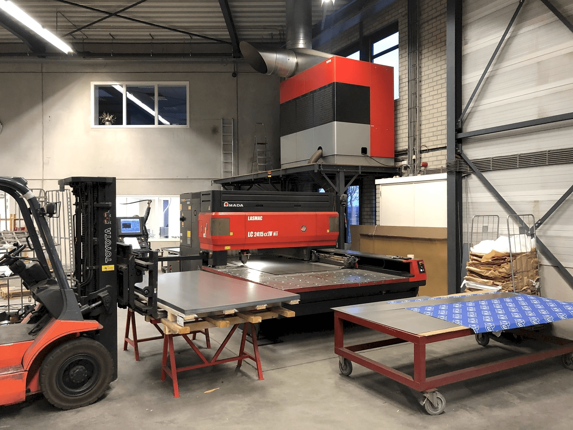 Vooraanzicht van AMADA LC 2415 Alpha IV NT machine
