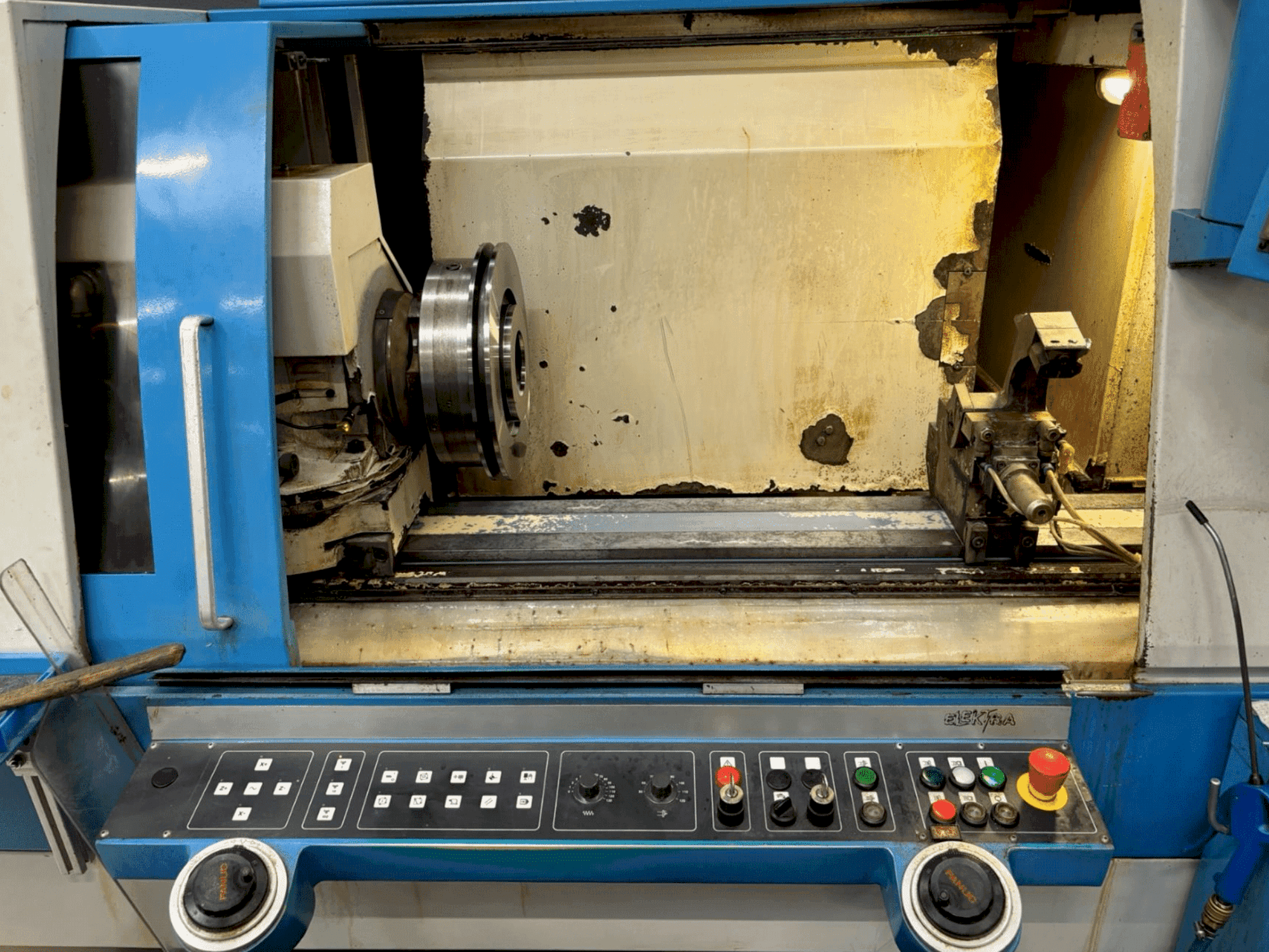 Werkruimte van Tacchella MPC 1023 (2003) machine