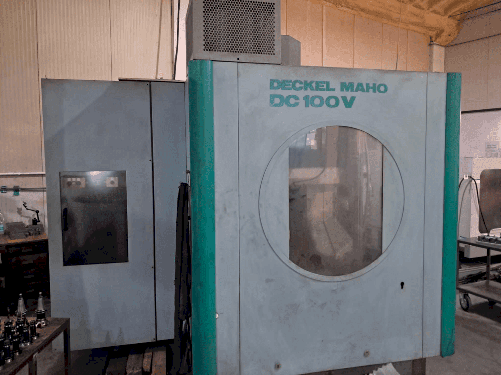 Vooraanzicht van DECKEL MAHO DC 100V machine