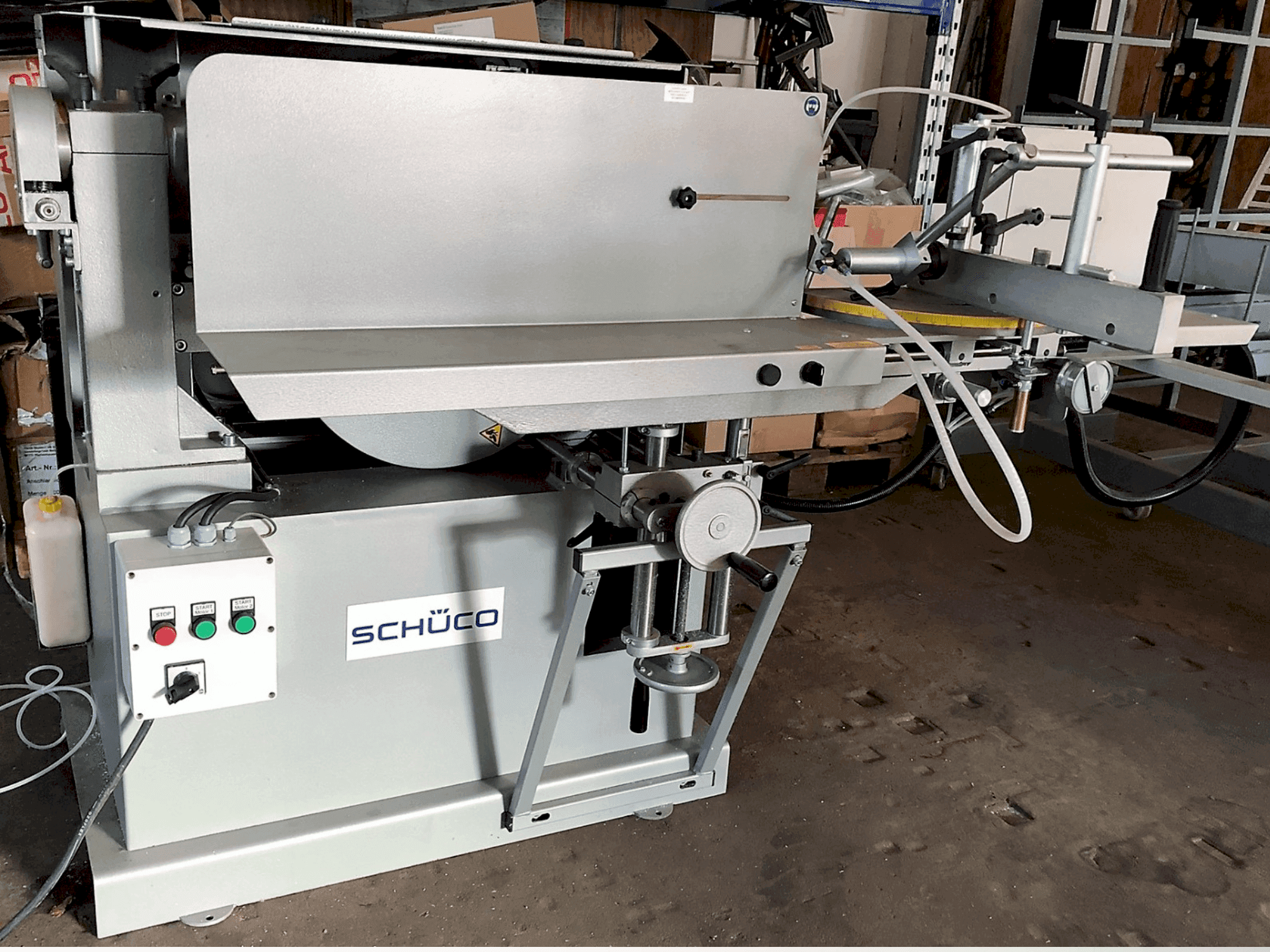 Vooraanzicht van SCHÜCO AS 450 machine