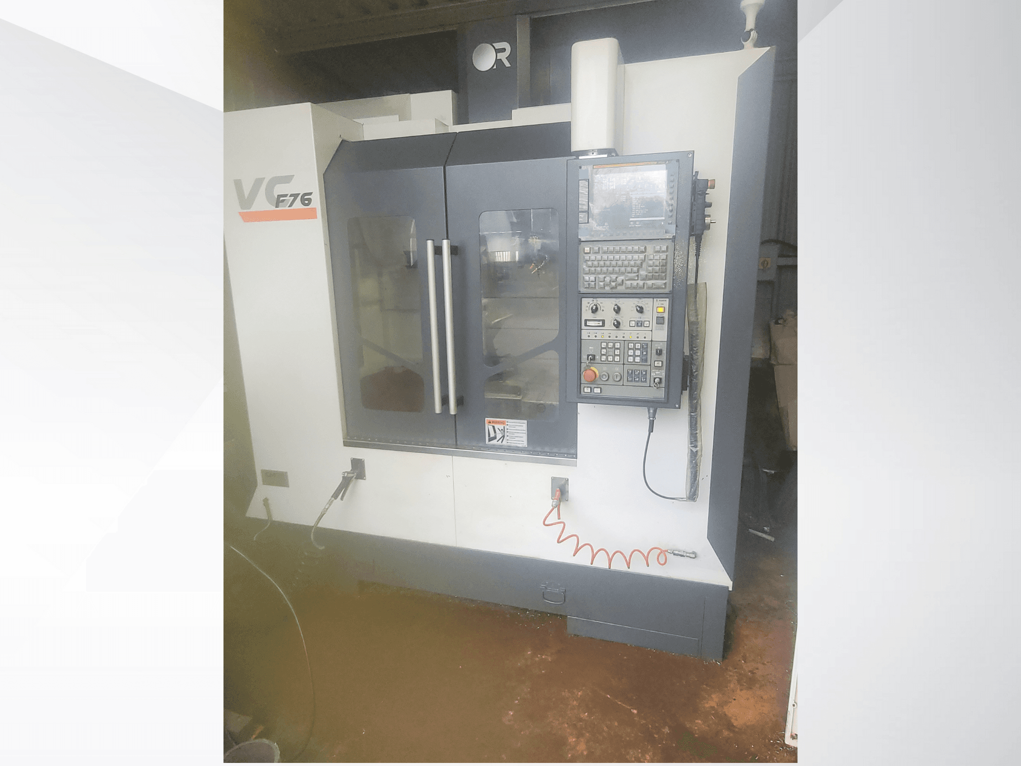 Verticaal bewerkingscentrum, merk VC, model F76; vooraanzicht met bedieningspaneel en glazen deuren.