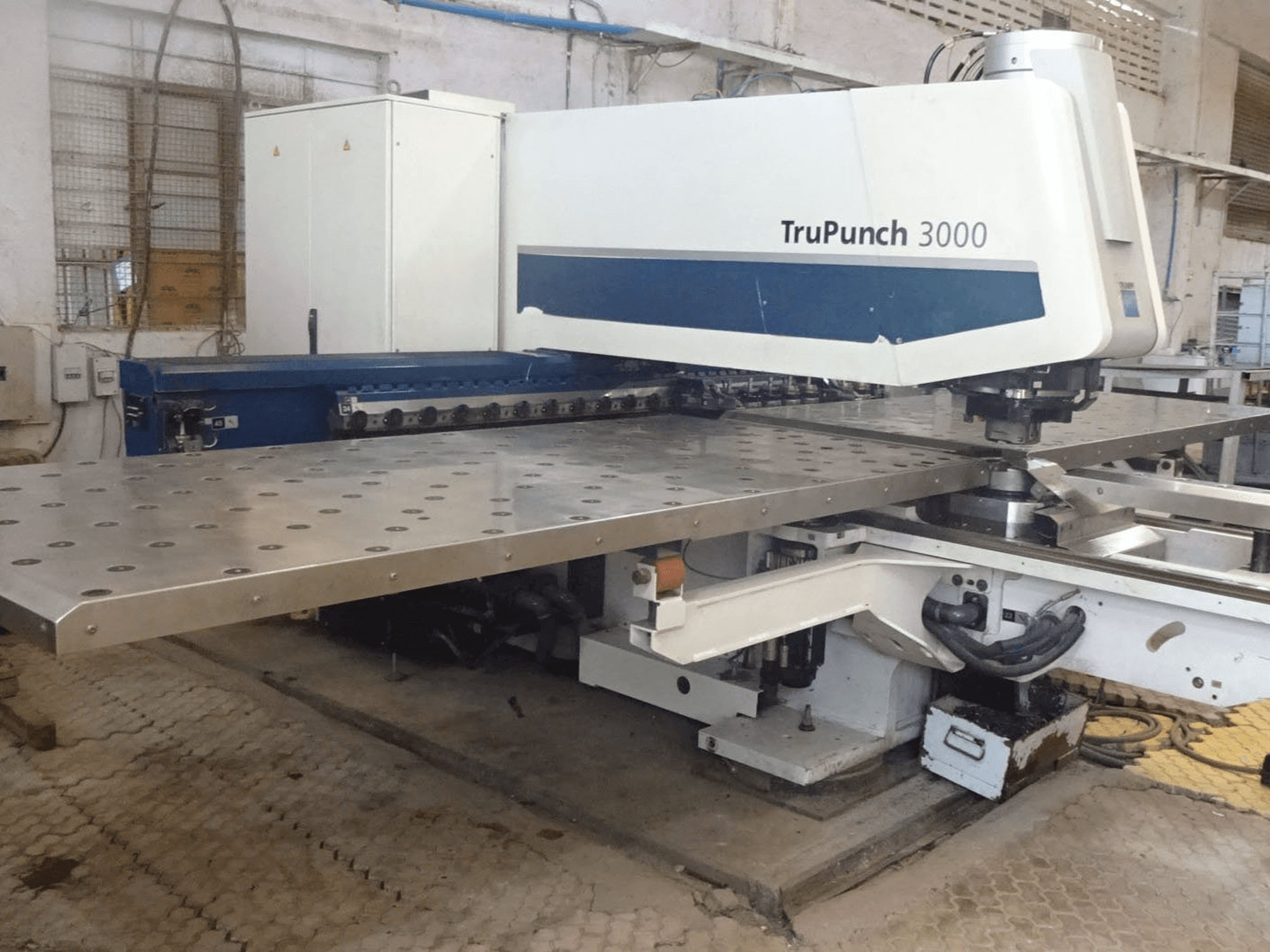 Links zicht van Trumpf TruPunch 3000 machine