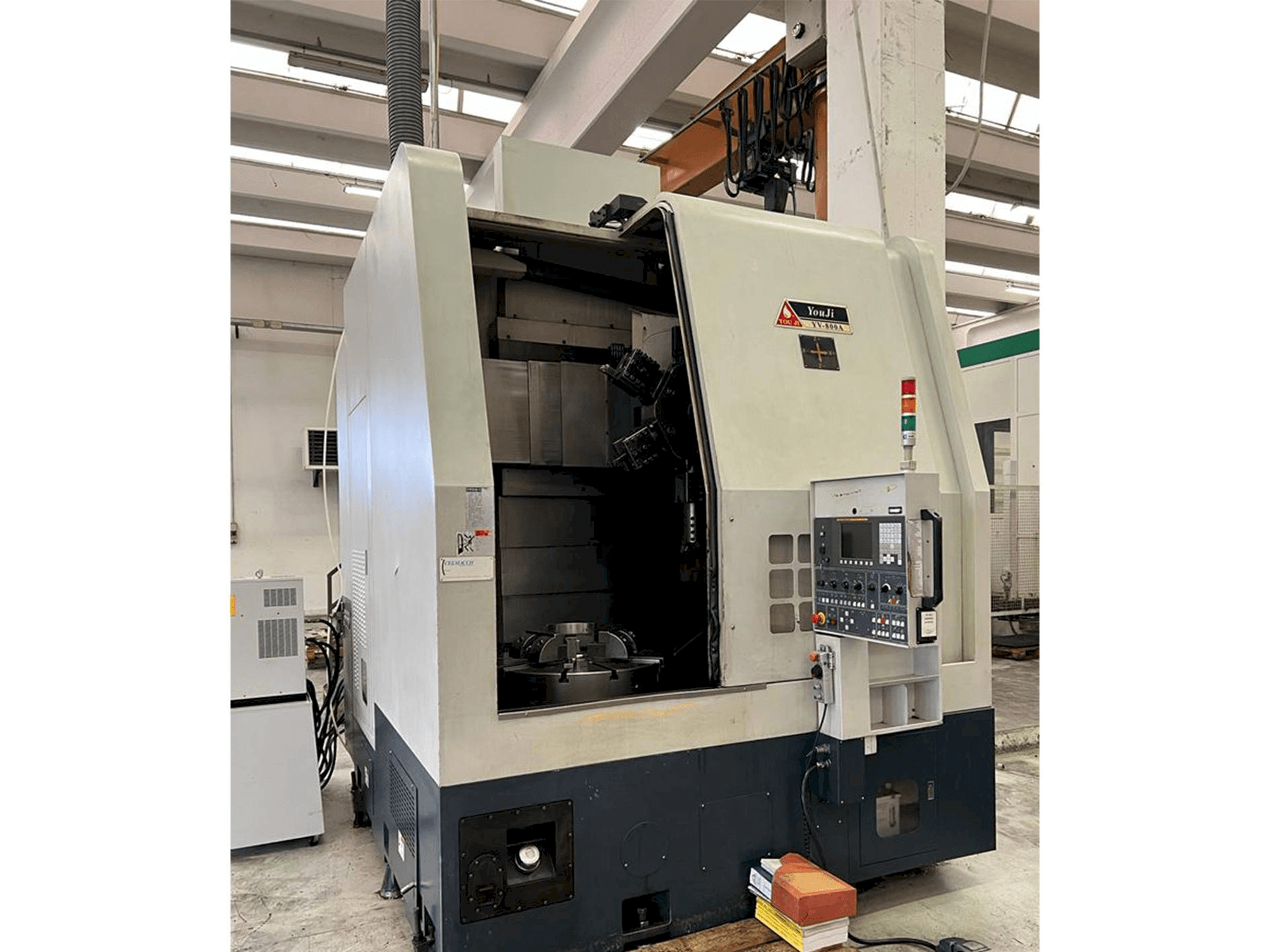 Vooraanzicht van YOU JI YV-800A machine