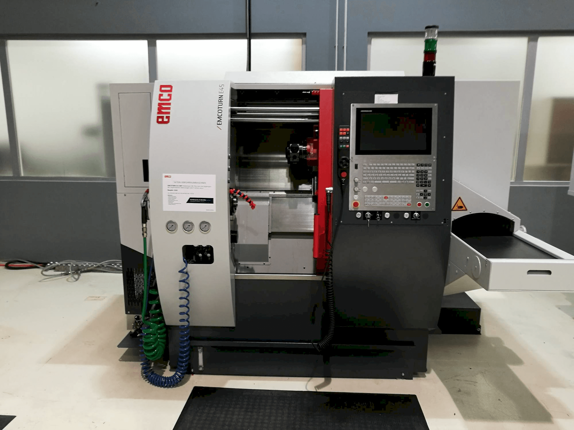 Vooraanzicht van EMCO E45 SMY machine