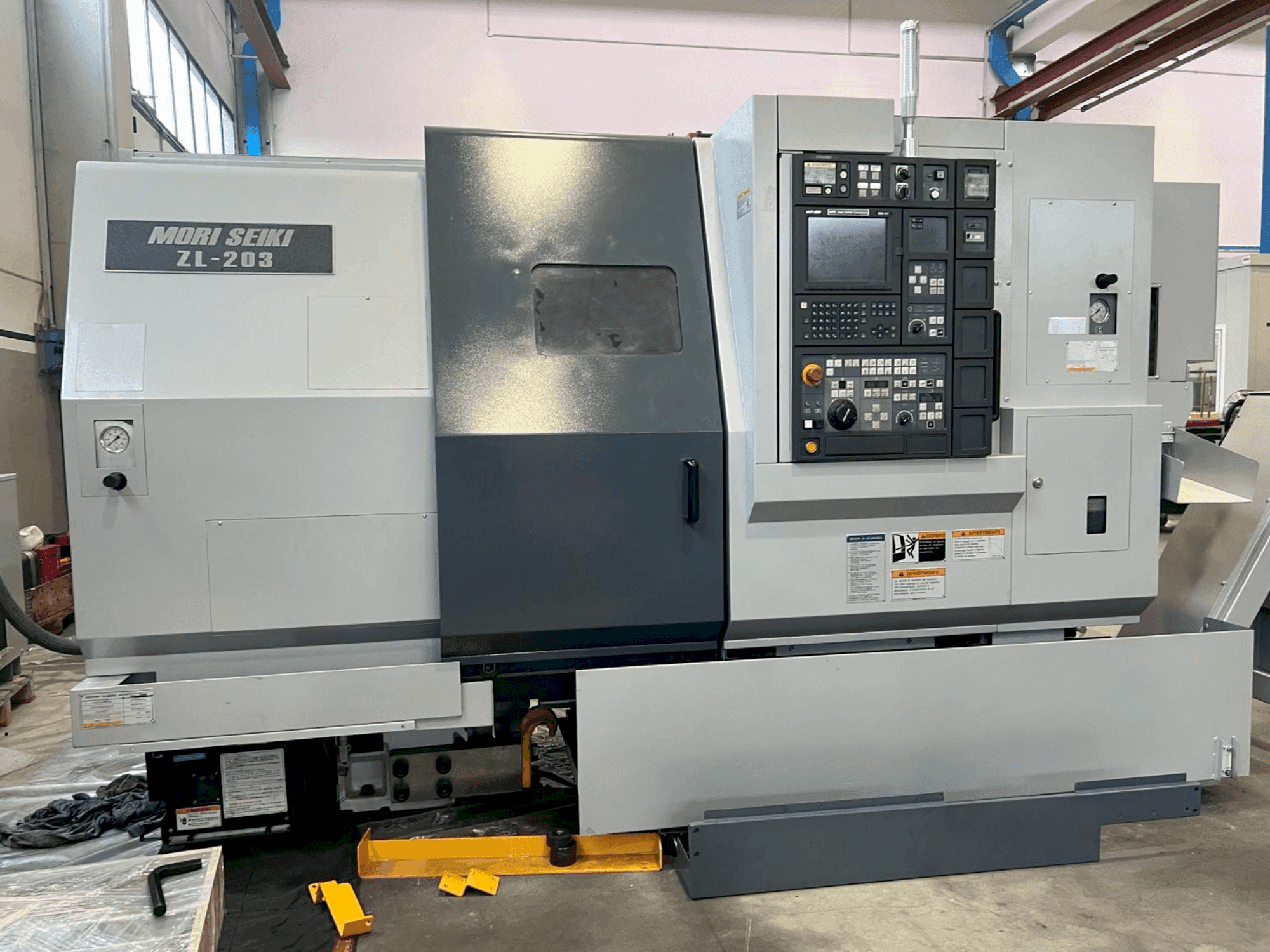 Vooraanzicht van MORI SEIKI ZL-203SMC machine