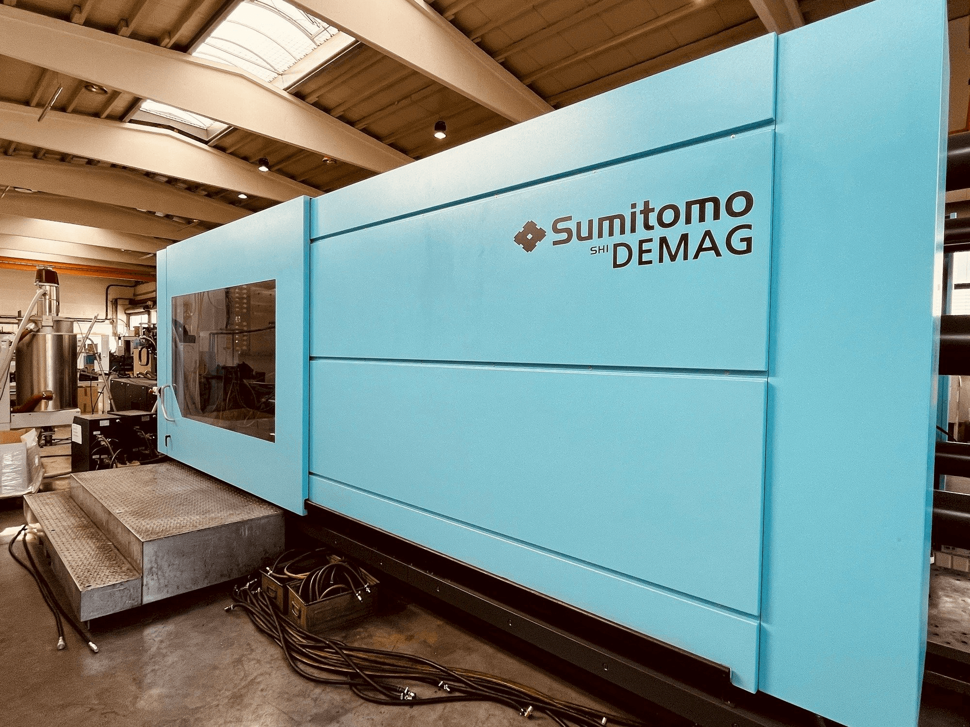 Vooraanzicht van Sumitomo Demag Systec 1300 1500-9500 Servo machine
