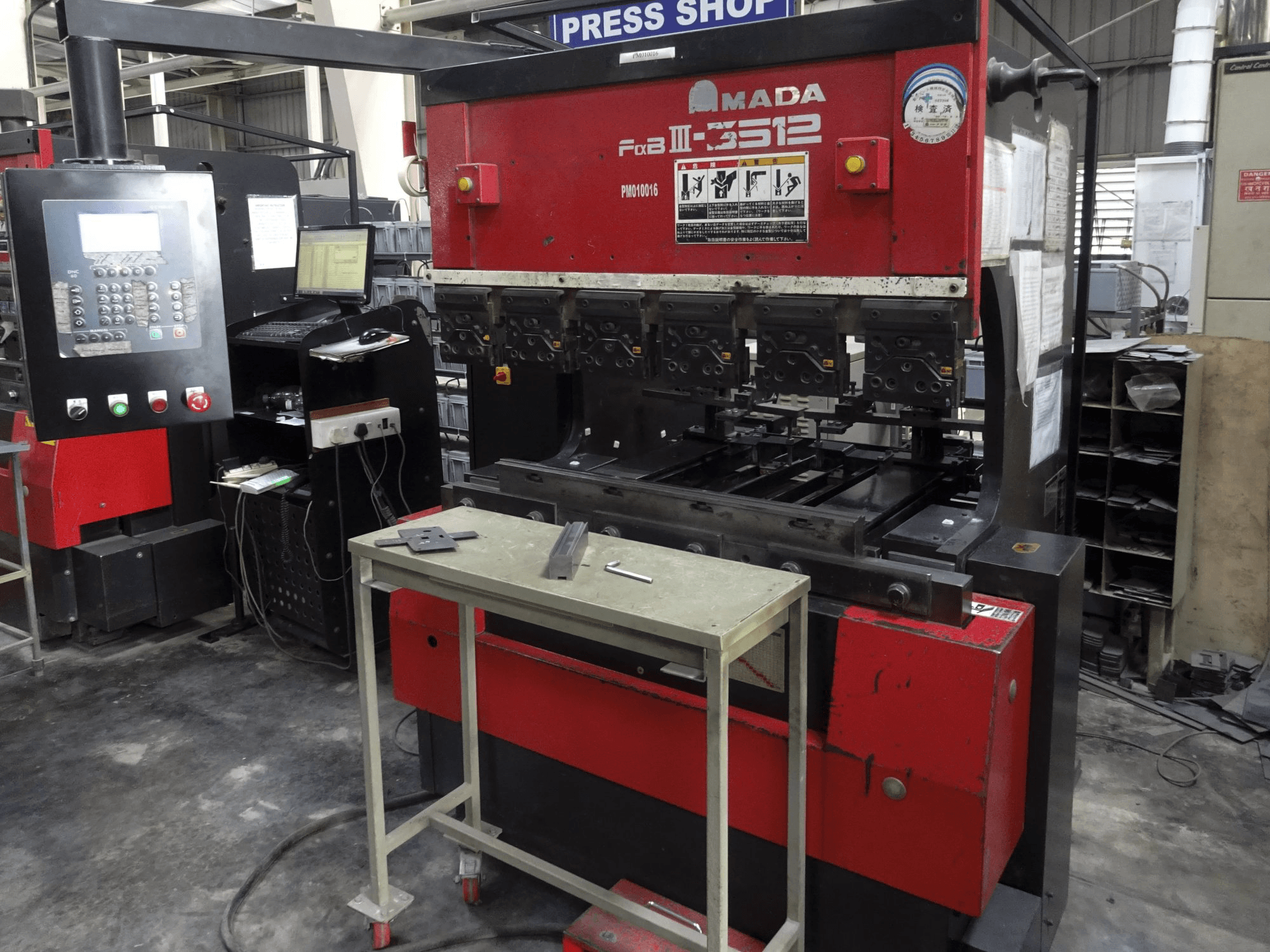Recht aanzicht van AMADA FBD 3512 LD machine