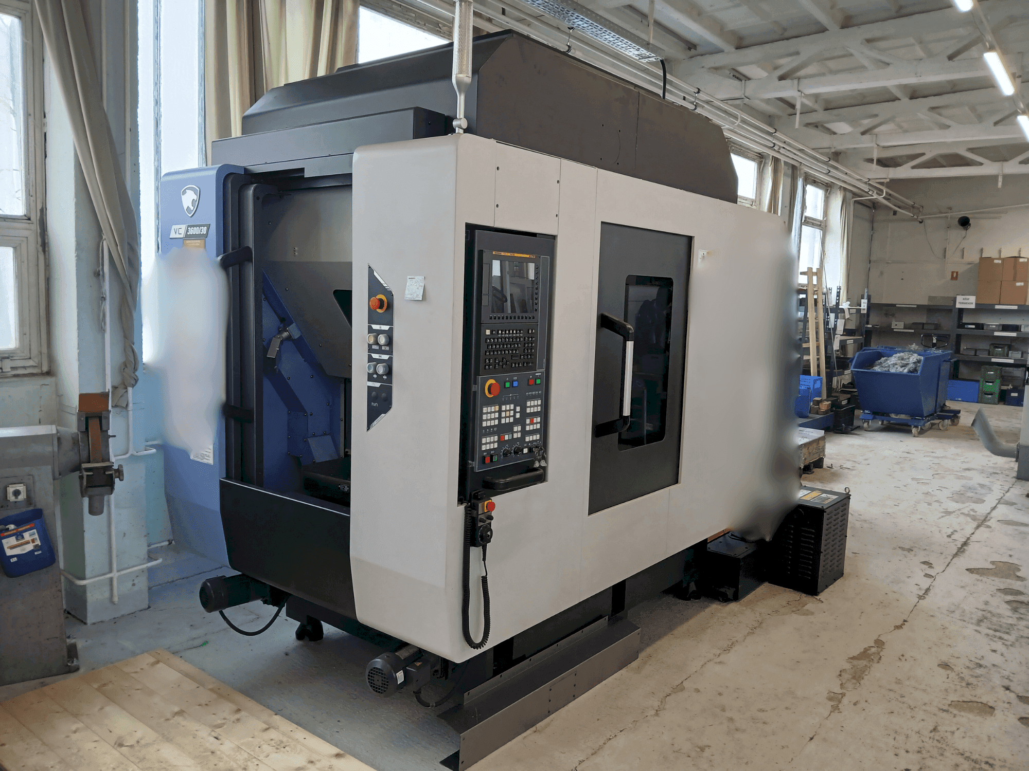 Vooraanzicht van DN SOLUTIONS VC 3600/30 machine