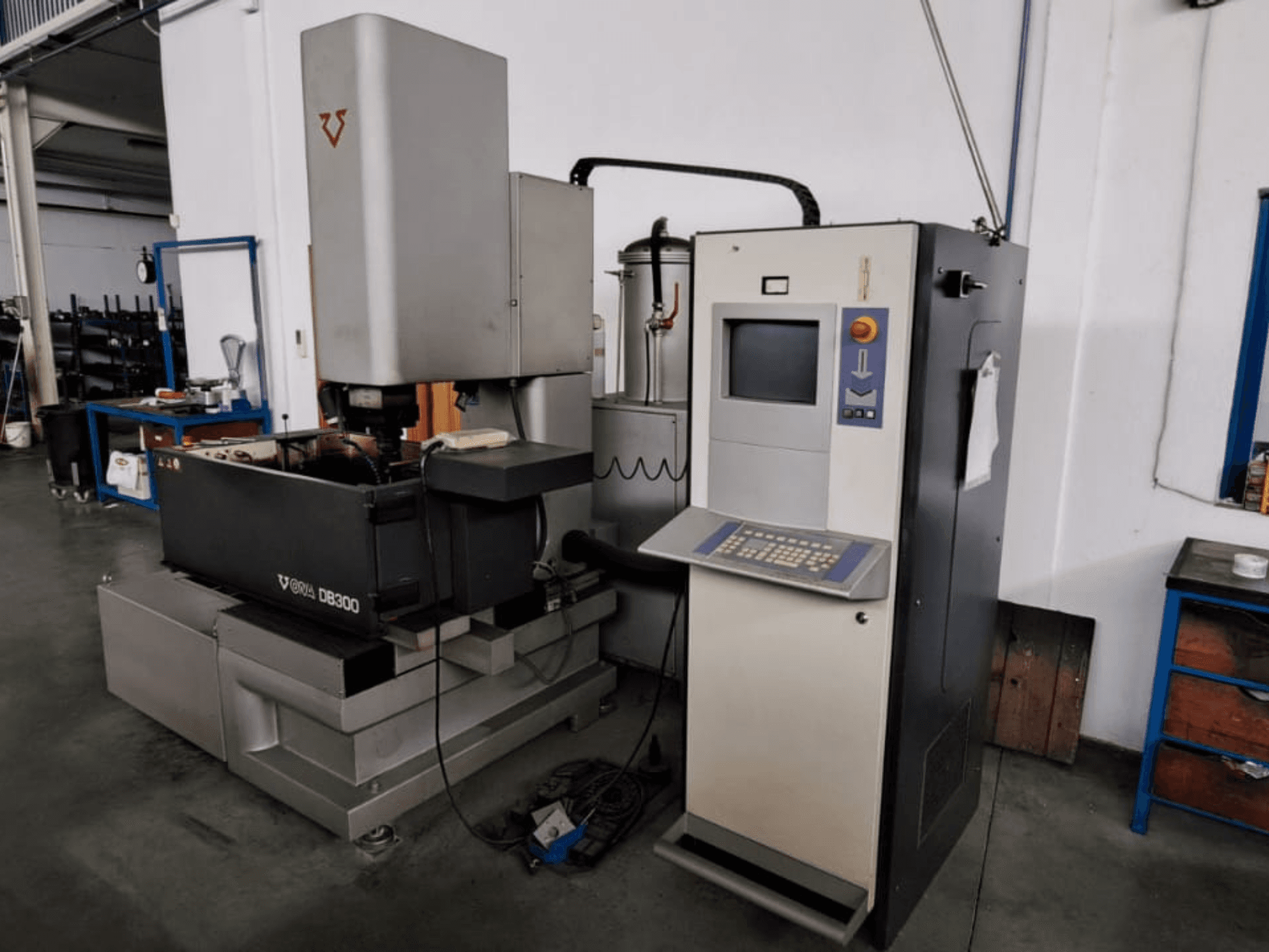 Zinkvonkmachine ONA DB300, vooraanzicht; met bedieningspaneel, werkstukhouder en industriële ontwerpelementen.