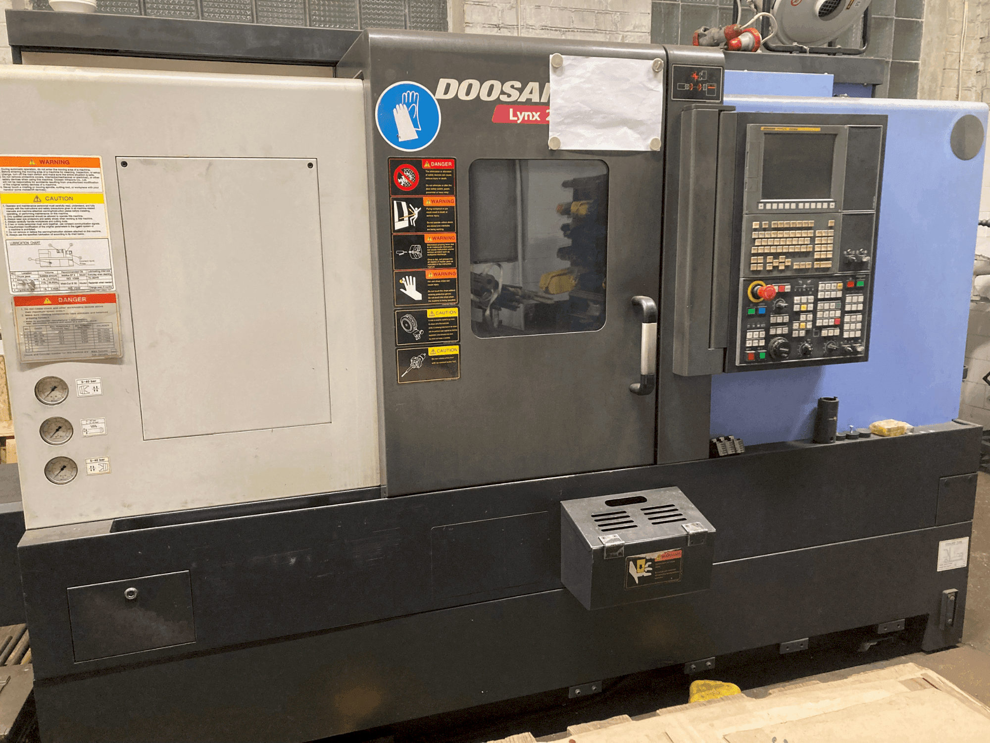 Vooraanzicht van DOOSAN LYNX220LSYA machine
