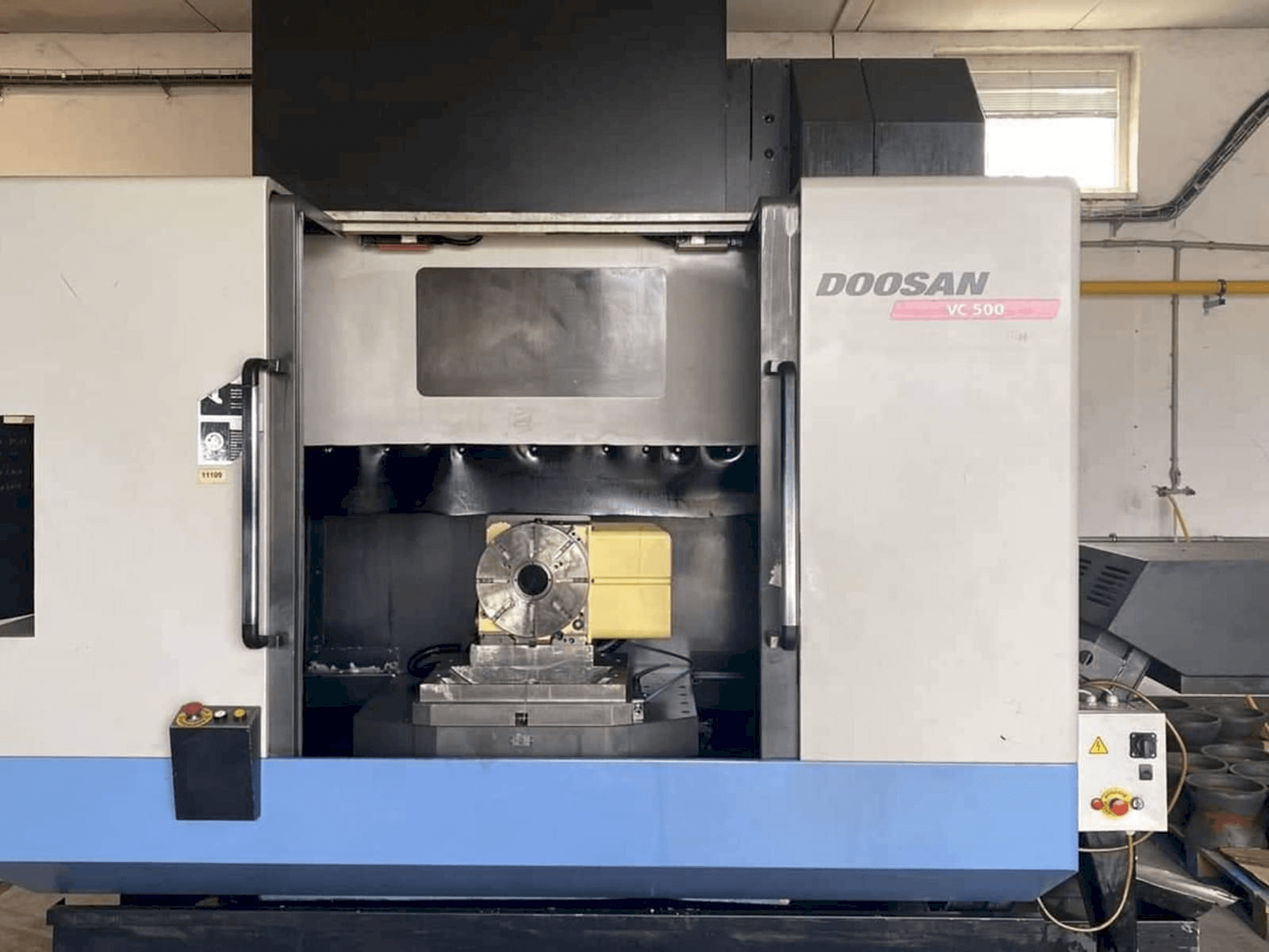 Vooraanzicht van Doosan VC 500 machine