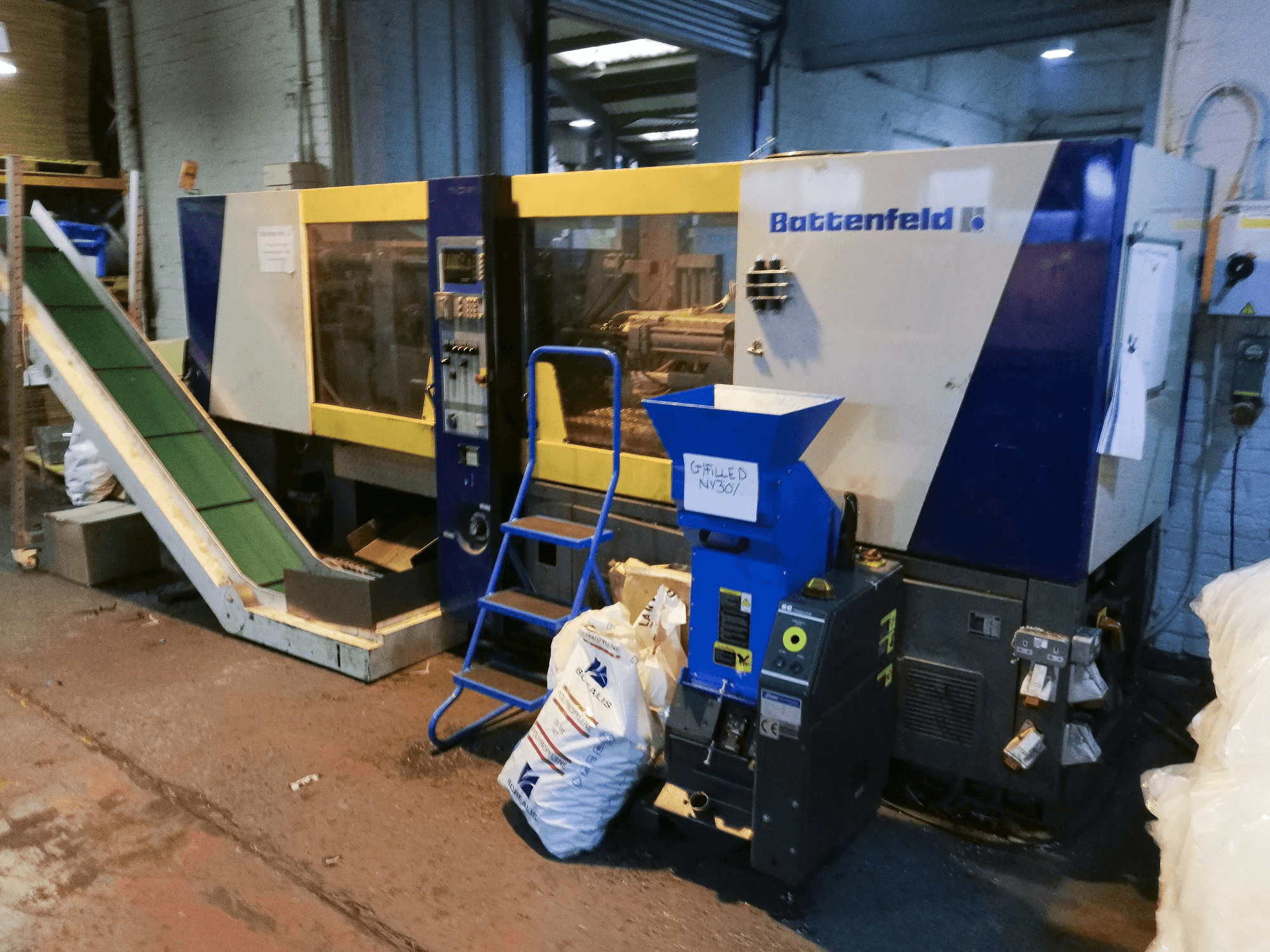 Links zicht van Battenfeld BK-T 1300/630 machine