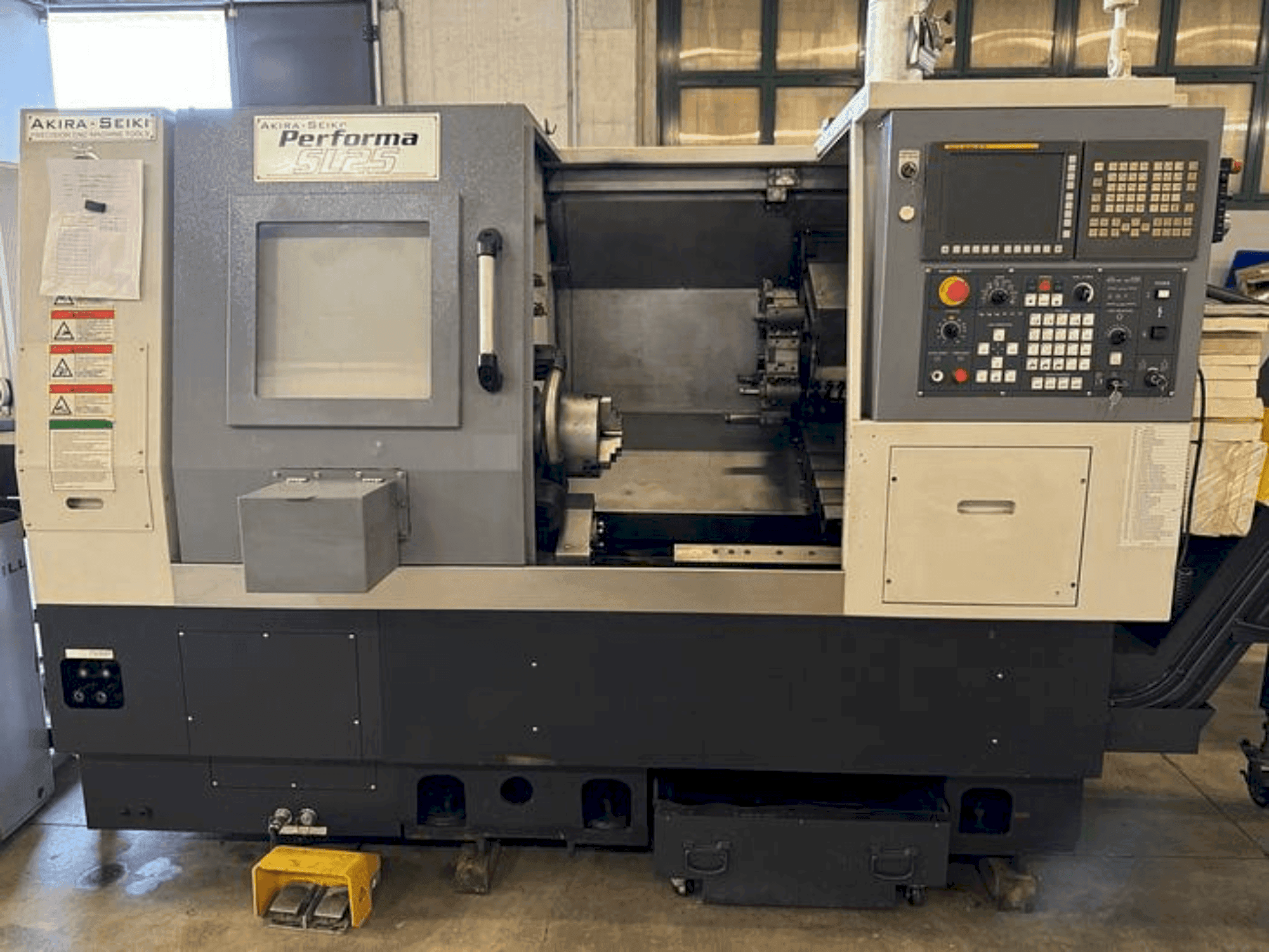 Vooraanzicht van Akira Seiki Performa SL25 machine