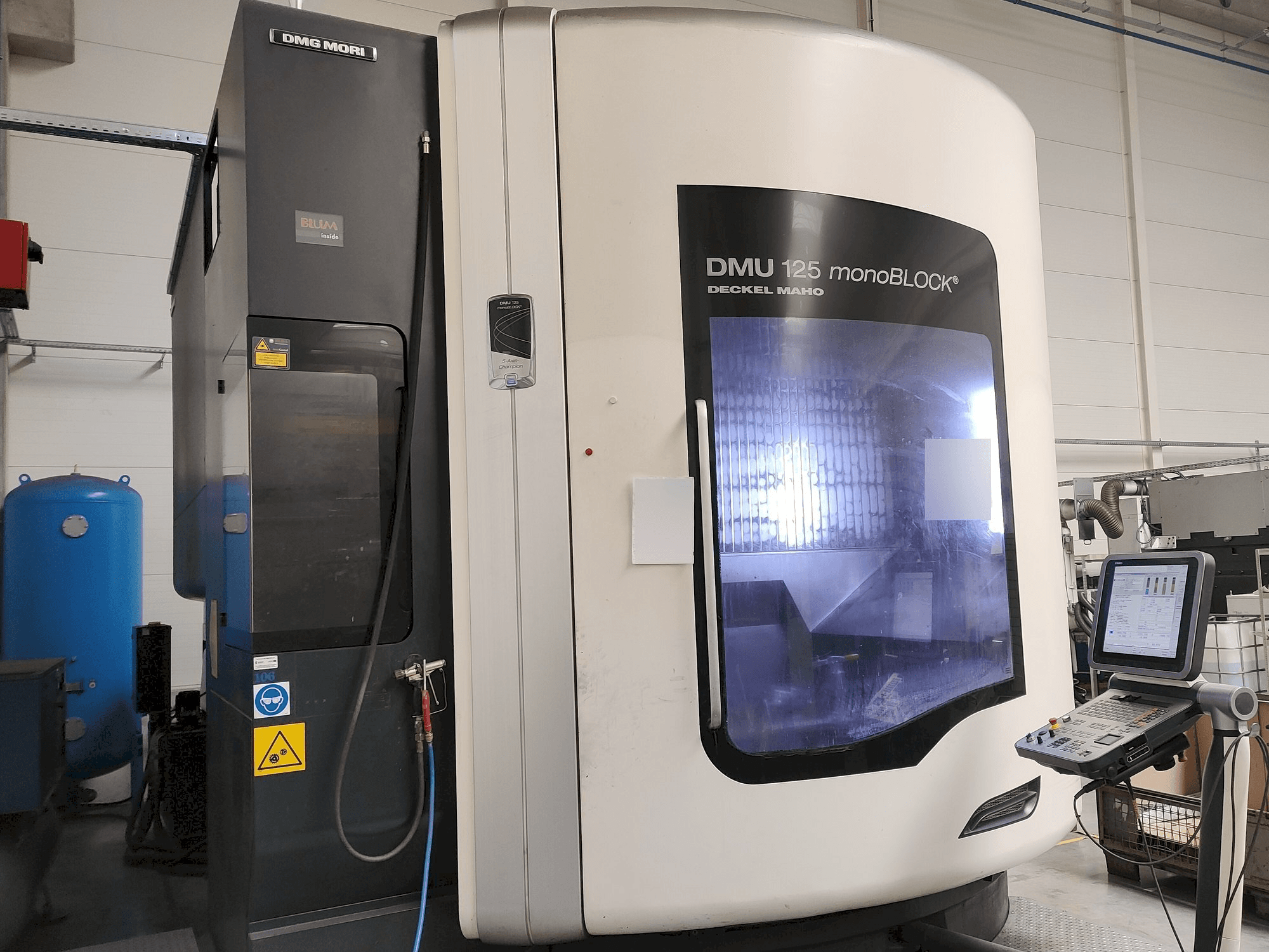 Vooraanzicht van DMG MORI DMU125 monoBLOCK machine