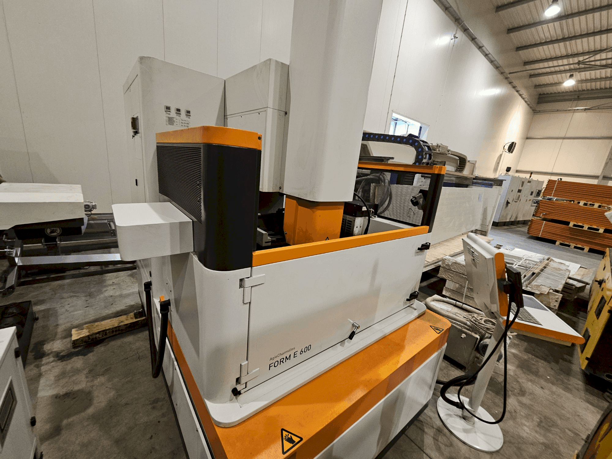 Vooraanzicht van AgieCharmilles Form E 600 machine