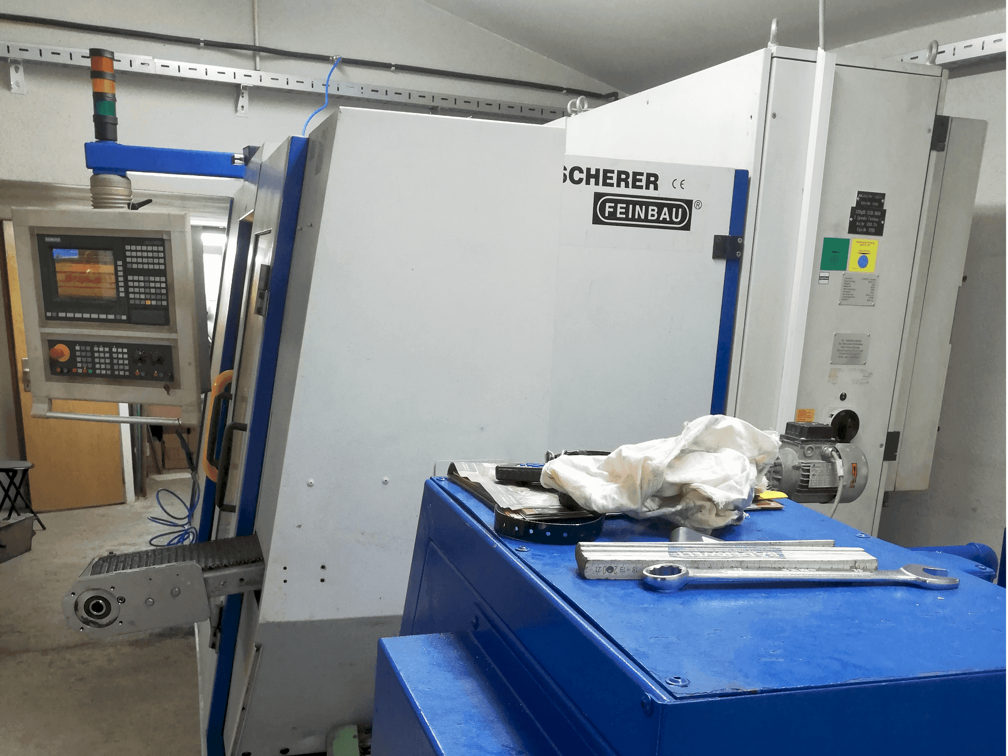 Vooraanzicht van Scherer - Feinbau CNC244/2 machine