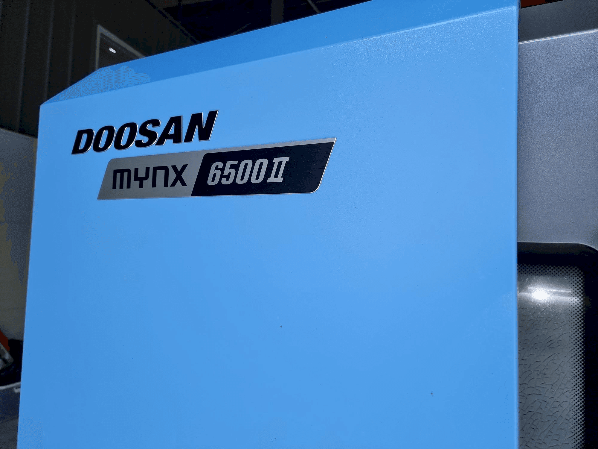 Vooraanzicht van Doosan MYNX 6500Ⅱ machine