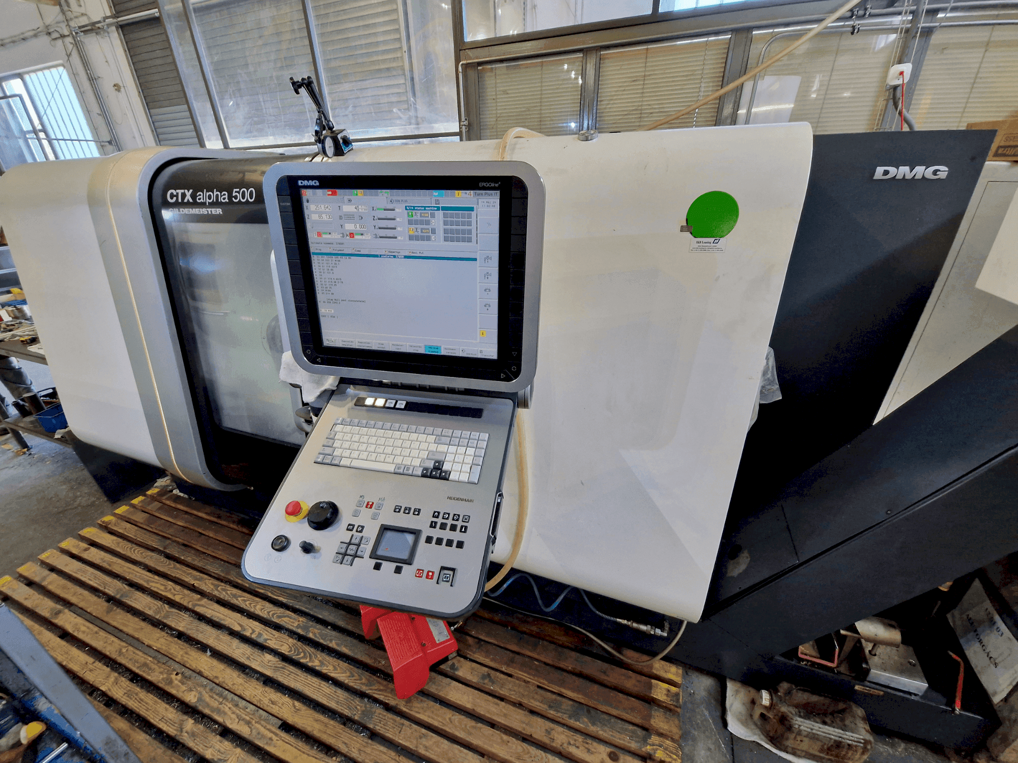 Vooraanzicht van DMG MORI CTX ALPHA 500 V6 machine