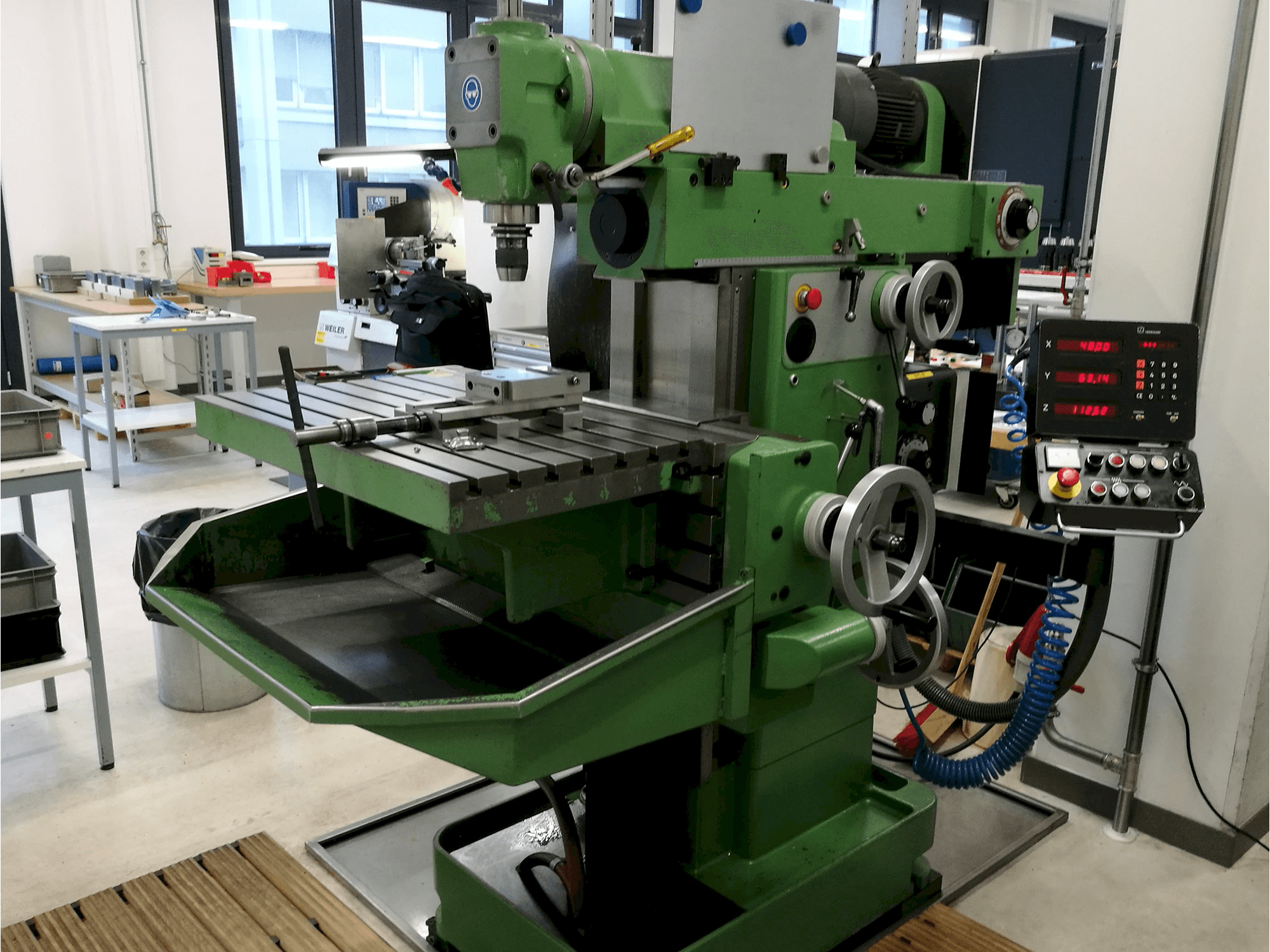 Recht aanzicht van DECKEL FP4M machine