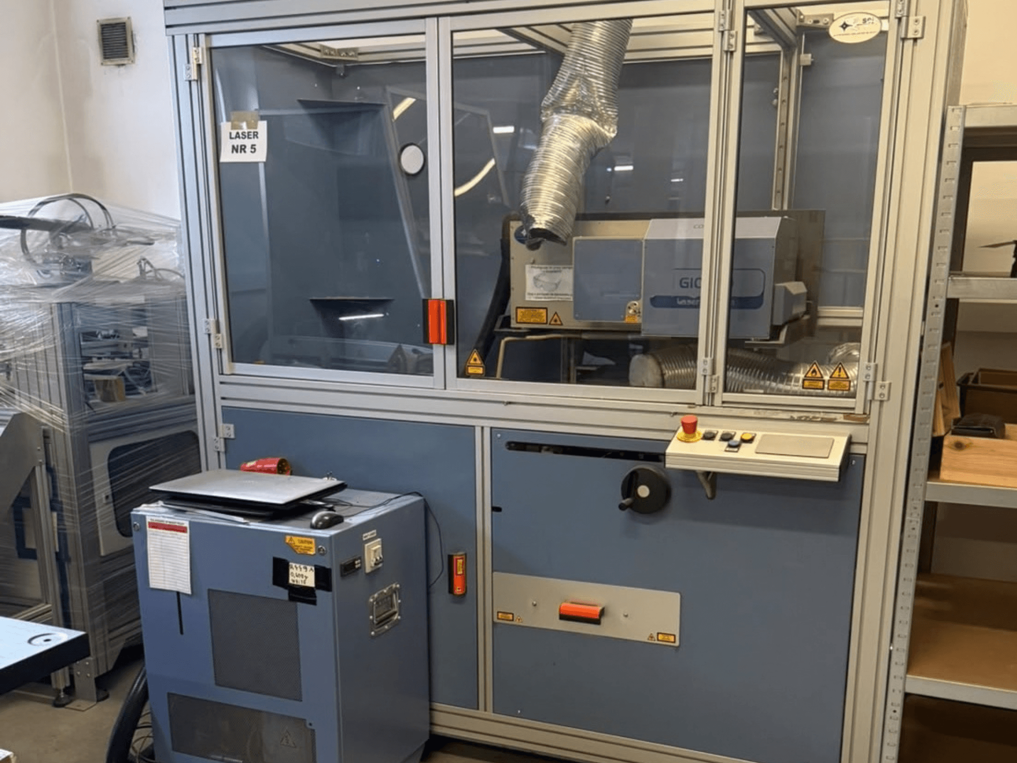 CO₂-lasersnijmachine SEI Laser PAPER BLASTER 02, vooraanzicht, met bedieningspaneel en afzuigkanaal.