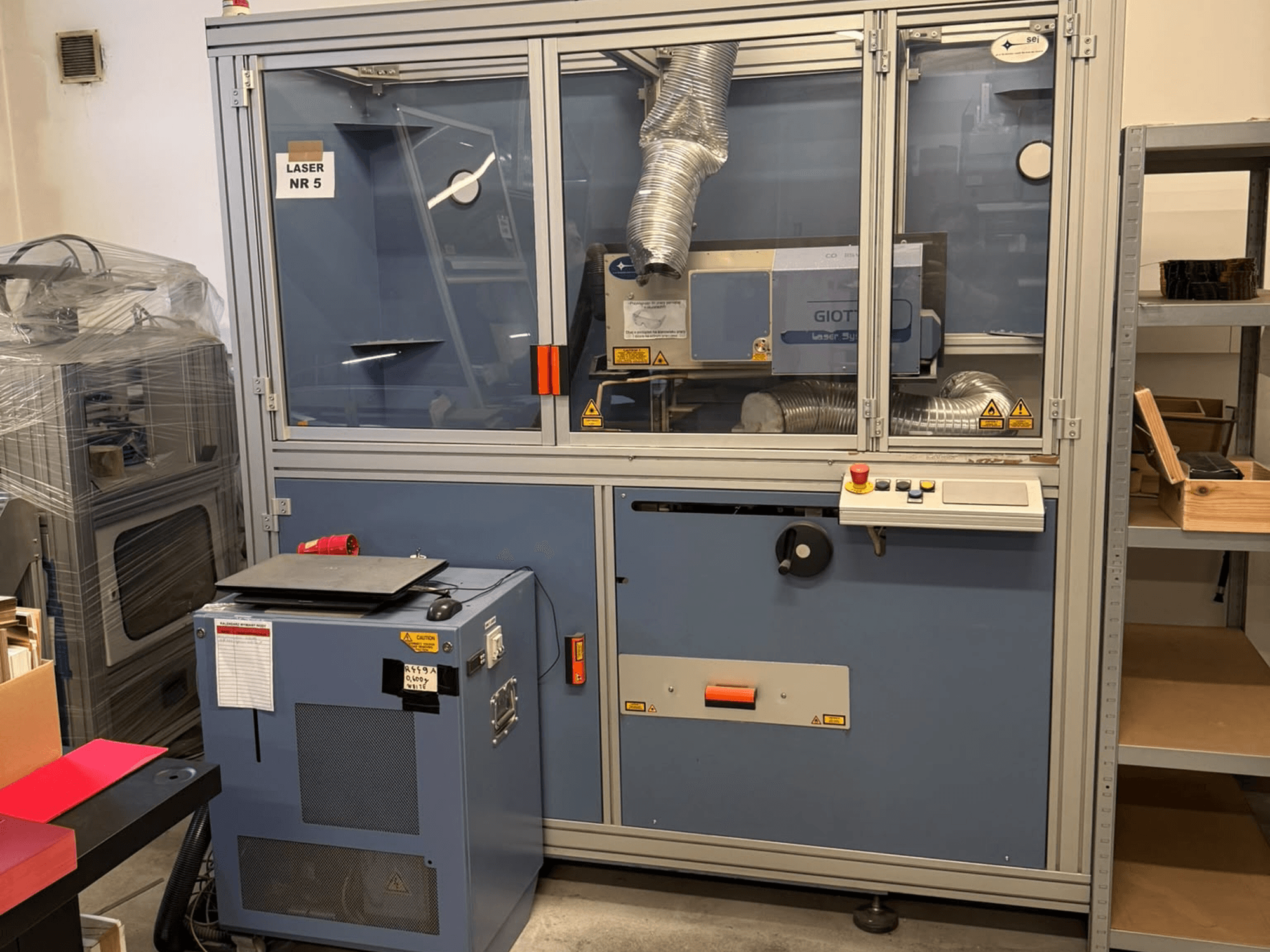 CO₂-lasersnijmachine van SEI Laser, model PAPER BLASTER 02, afgebeeld in vooraanzicht met bedieningspaneel en ventilatiesysteem.