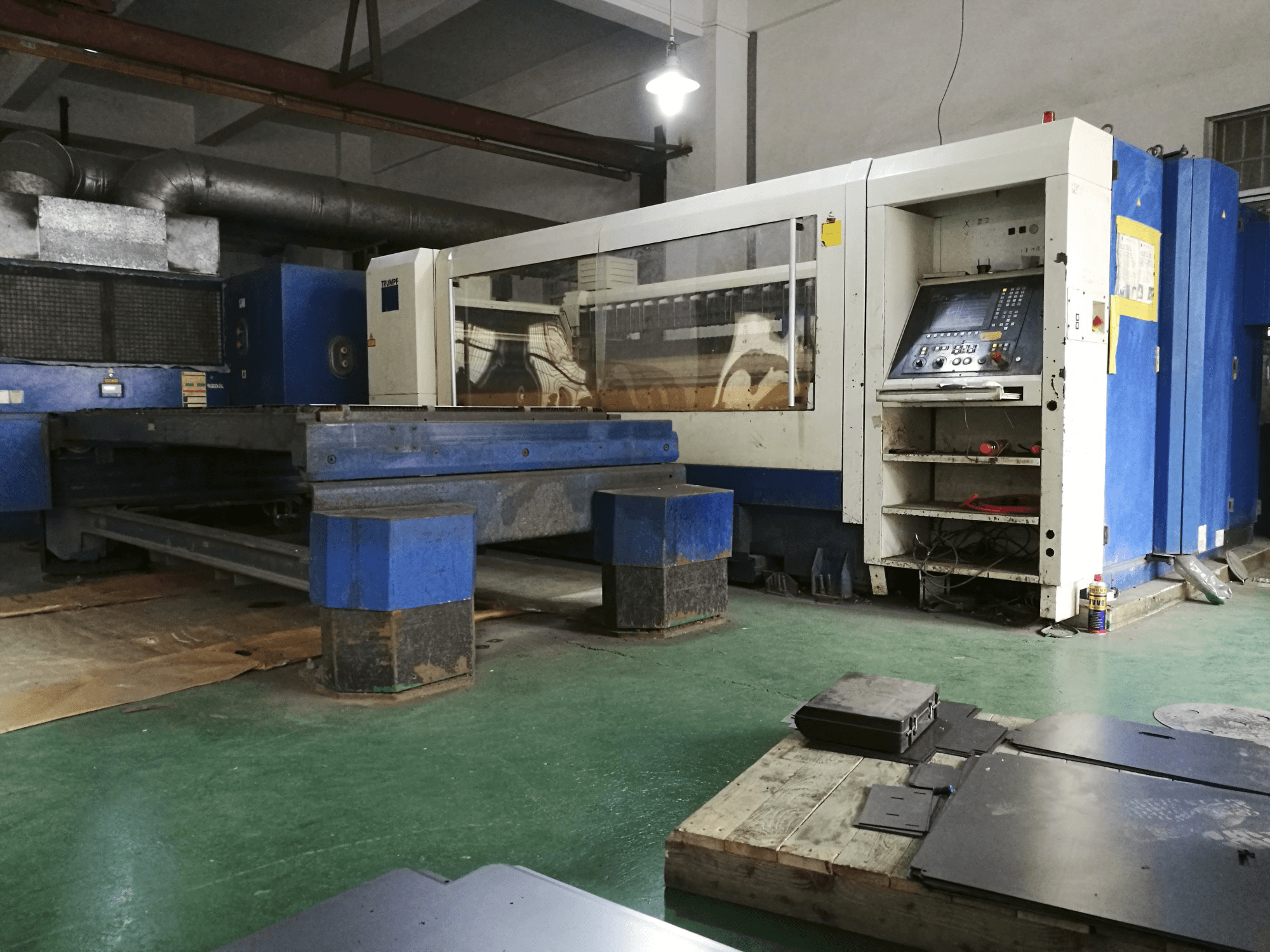 Recht aanzicht van Trumpf TruLaser 2525 machine