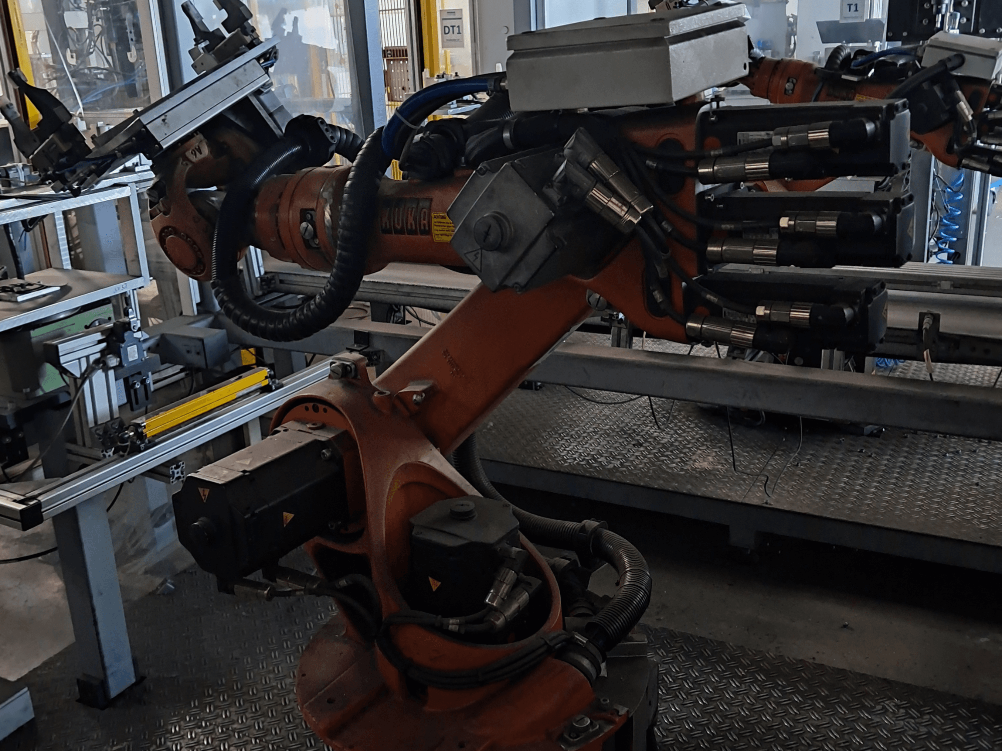 KUKA KR 16-2-robotarm met KRC 4-besturing, gezien vanaf de zijkant, met zichtbare scharnierverbindingen en hydraulische aansluitingen.