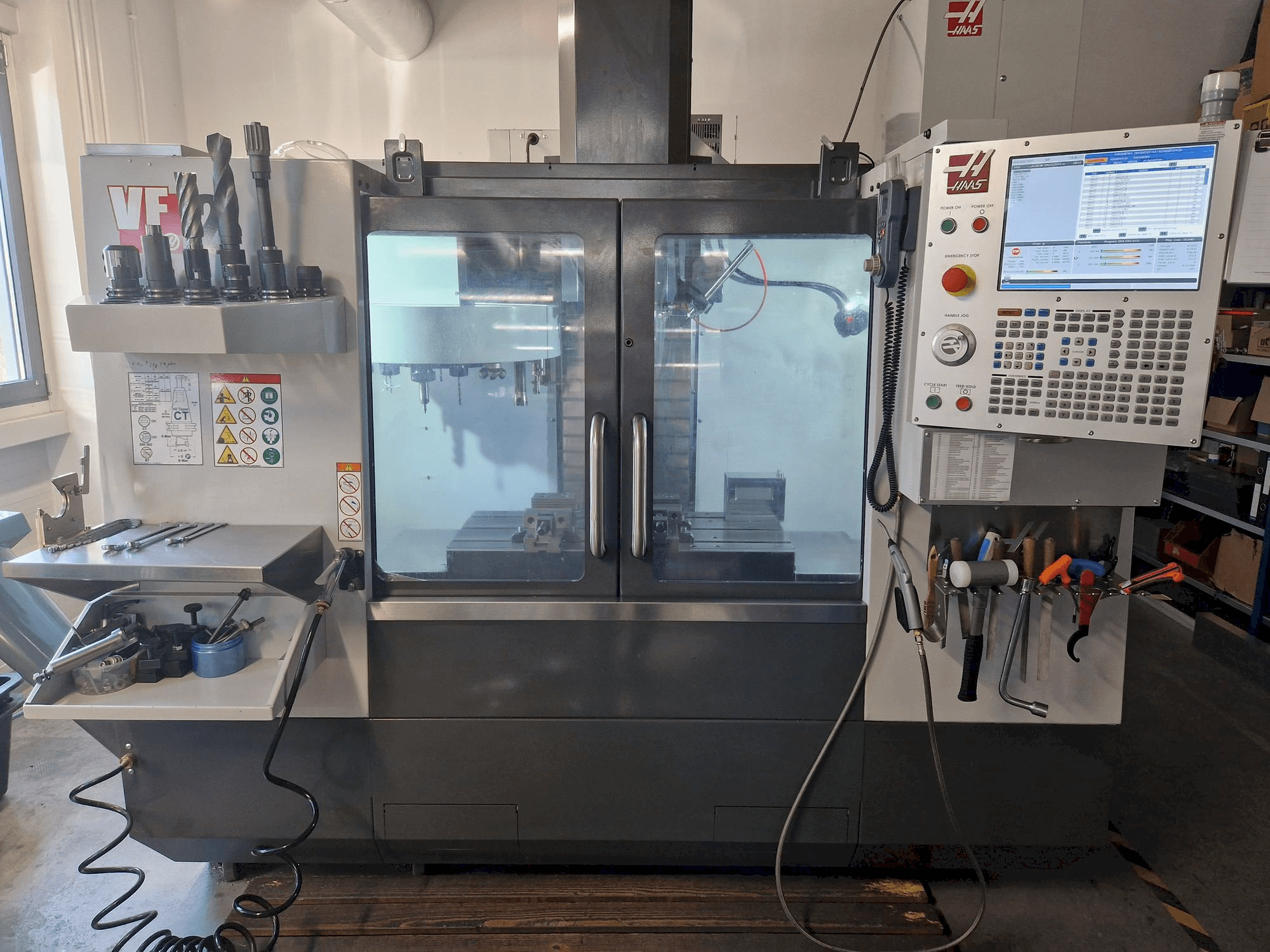 Vooraanzicht van HAAS VF-2 machine
